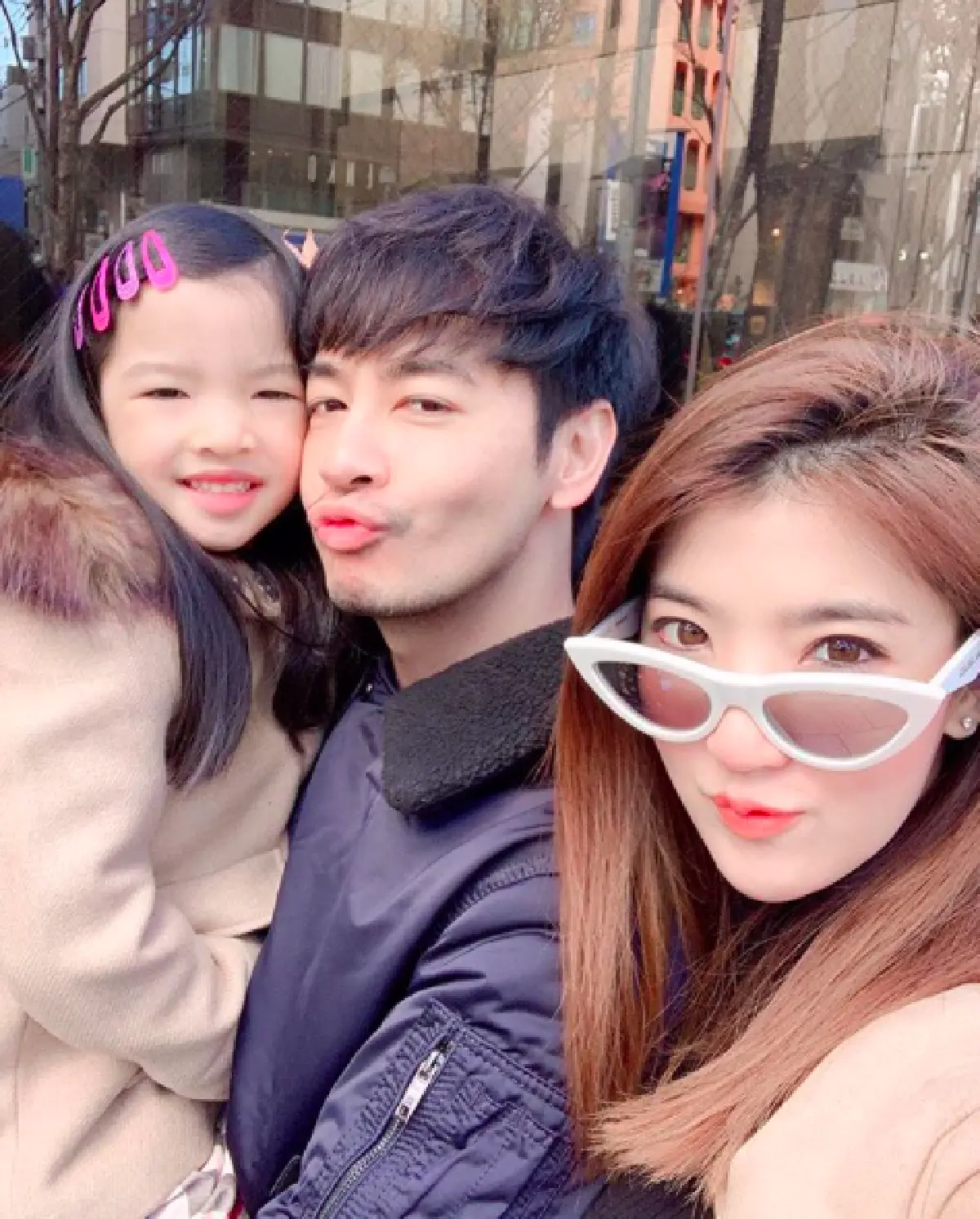 ส่องภาพสุดน่ารักของครอบครัว ”ออย ธนา” กับชีวิตที่ลงตัวและอบอุ่นหนักมาก