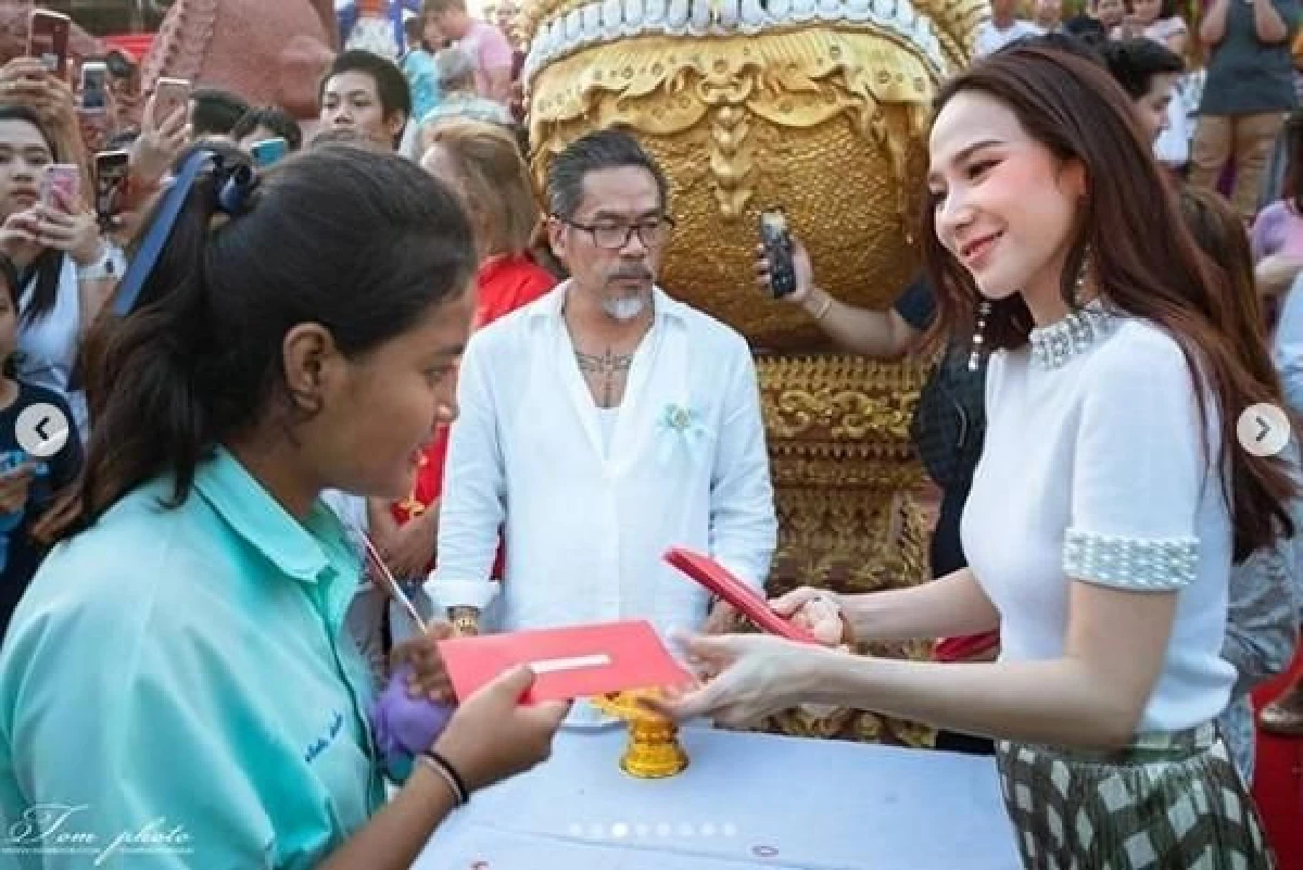 นางฟ้าของจริง "อั้ม พัชราภา" แจกอั่งเปาปึกใหญ่เพื่อเป็นทุนการศึกษาให้แก่เด็ก