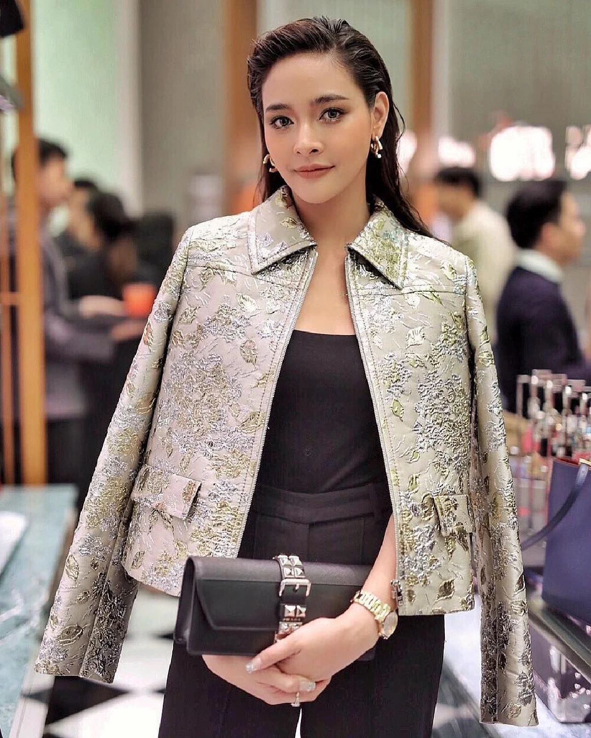 ปุ๊กลุก อวดลุคสวยเท่! ร่วมงานแฟชั่นวีคระดับโลก กระทบไหล่ ปารีส ฮิลตัน