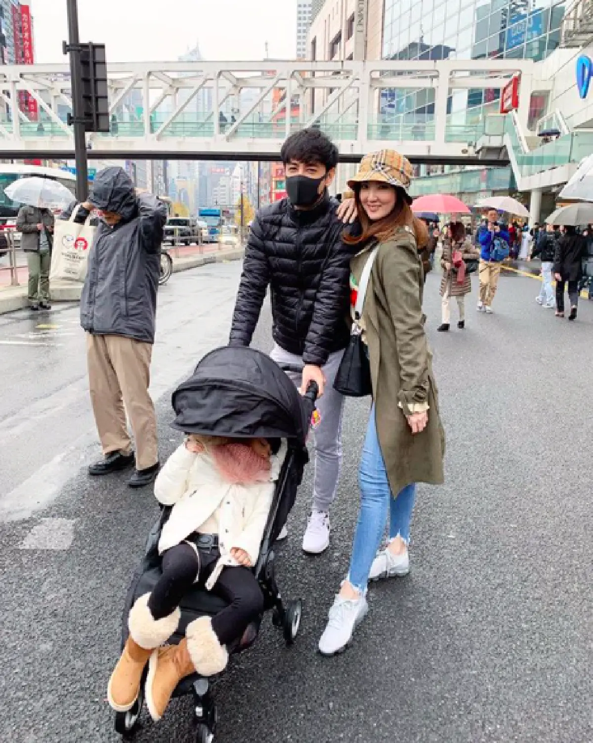 ส่องภาพสุดน่ารักของครอบครัว ”ออย ธนา” กับชีวิตที่ลงตัวและอบอุ่นหนักมาก