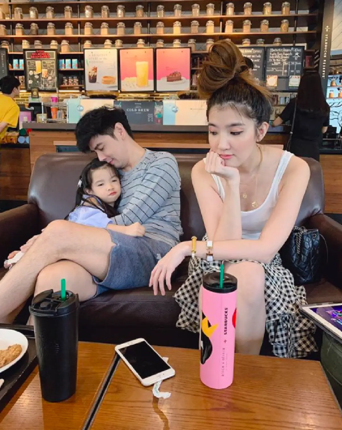 ส่องภาพสุดน่ารักของครอบครัว ”ออย ธนา” กับชีวิตที่ลงตัวและอบอุ่นหนักมาก