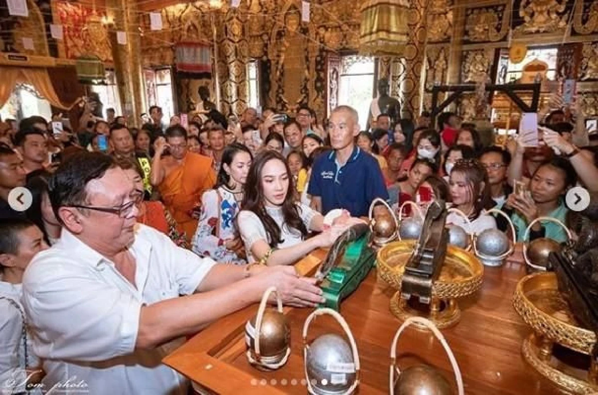 นางฟ้าของจริง "อั้ม พัชราภา" แจกอั่งเปาปึกใหญ่เพื่อเป็นทุนการศึกษาให้แก่เด็ก