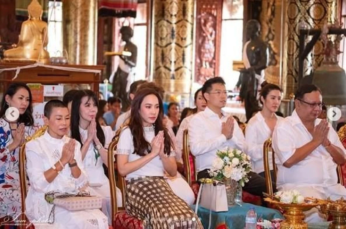 นางฟ้าของจริง "อั้ม พัชราภา" แจกอั่งเปาปึกใหญ่เพื่อเป็นทุนการศึกษาให้แก่เด็ก