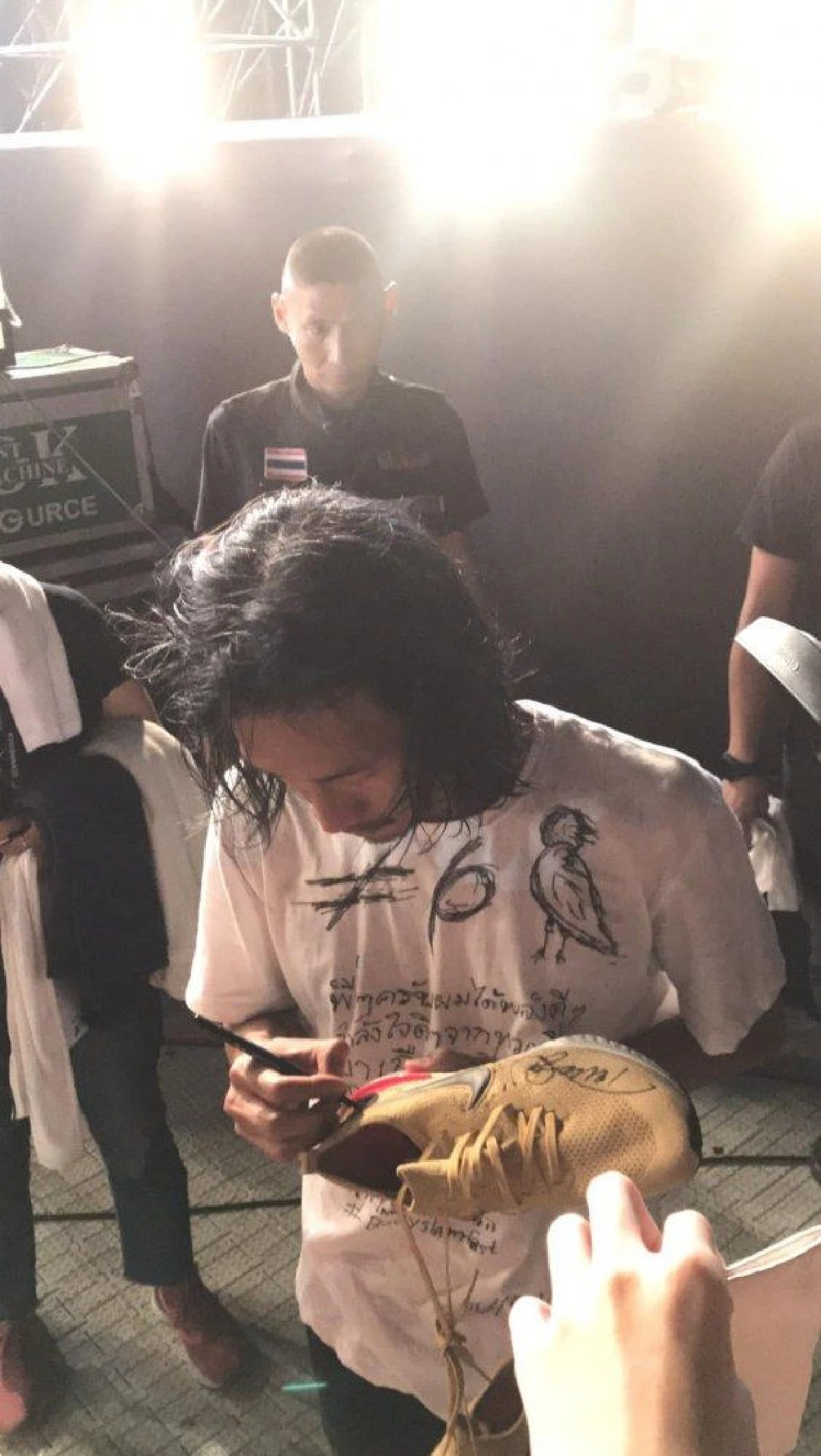 เป็นแสนก็ไม่ขาย! "ตูน บอดี้สแลม” แจกรองเท้าแฟนคลับในคอนเสิร์ต ราคาพุ่งหนักมาก