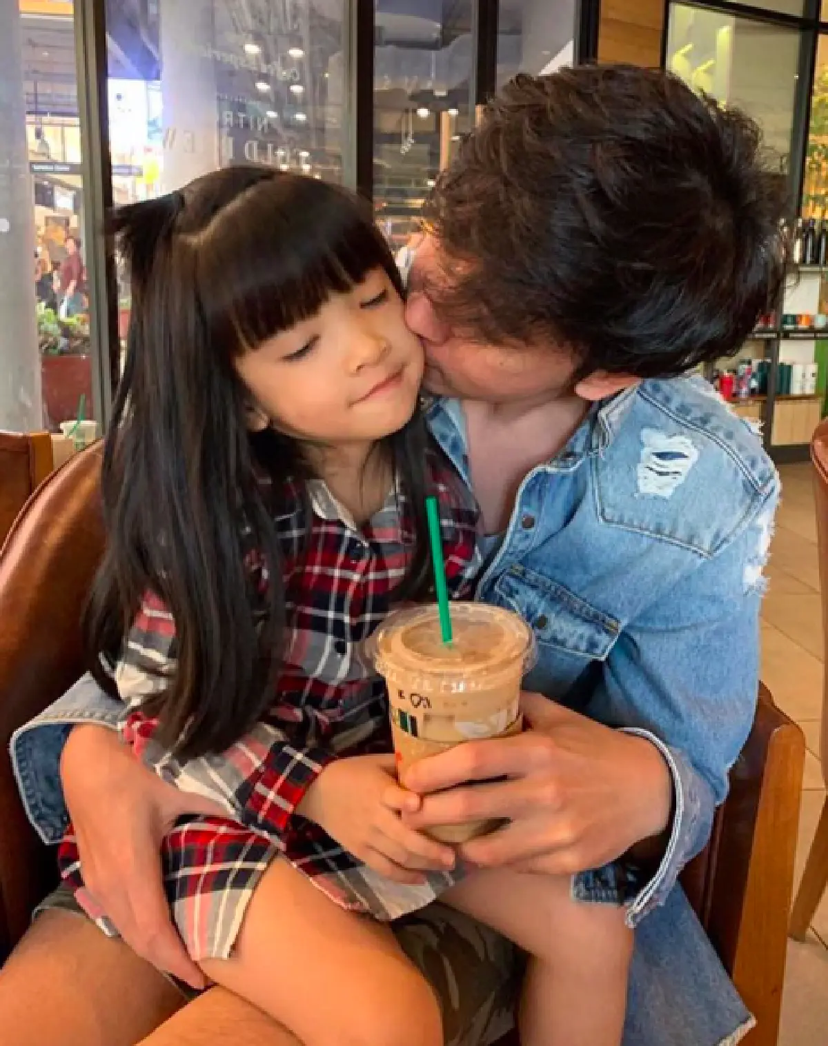 ส่องภาพสุดน่ารักของครอบครัว ”ออย ธนา” กับชีวิตที่ลงตัวและอบอุ่นหนักมาก