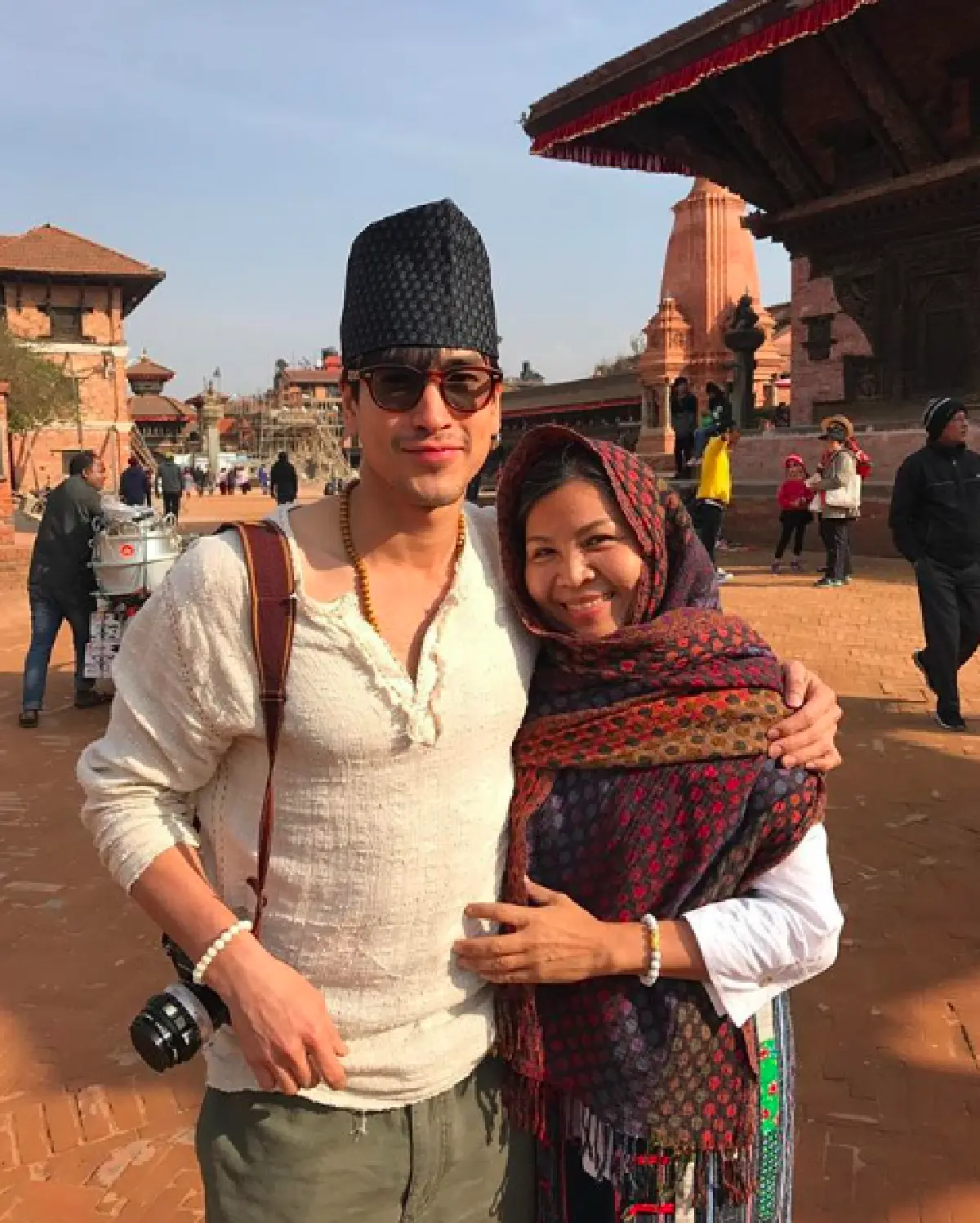 ทั้งหล่อ ทั้งใจดี “แม่แก้ว” เผยโมเมนต์น่ารักของ “ณเดชน์” เทน้ำใส่มือให้สุนัขจรจัดได้กิน จากเนปาล