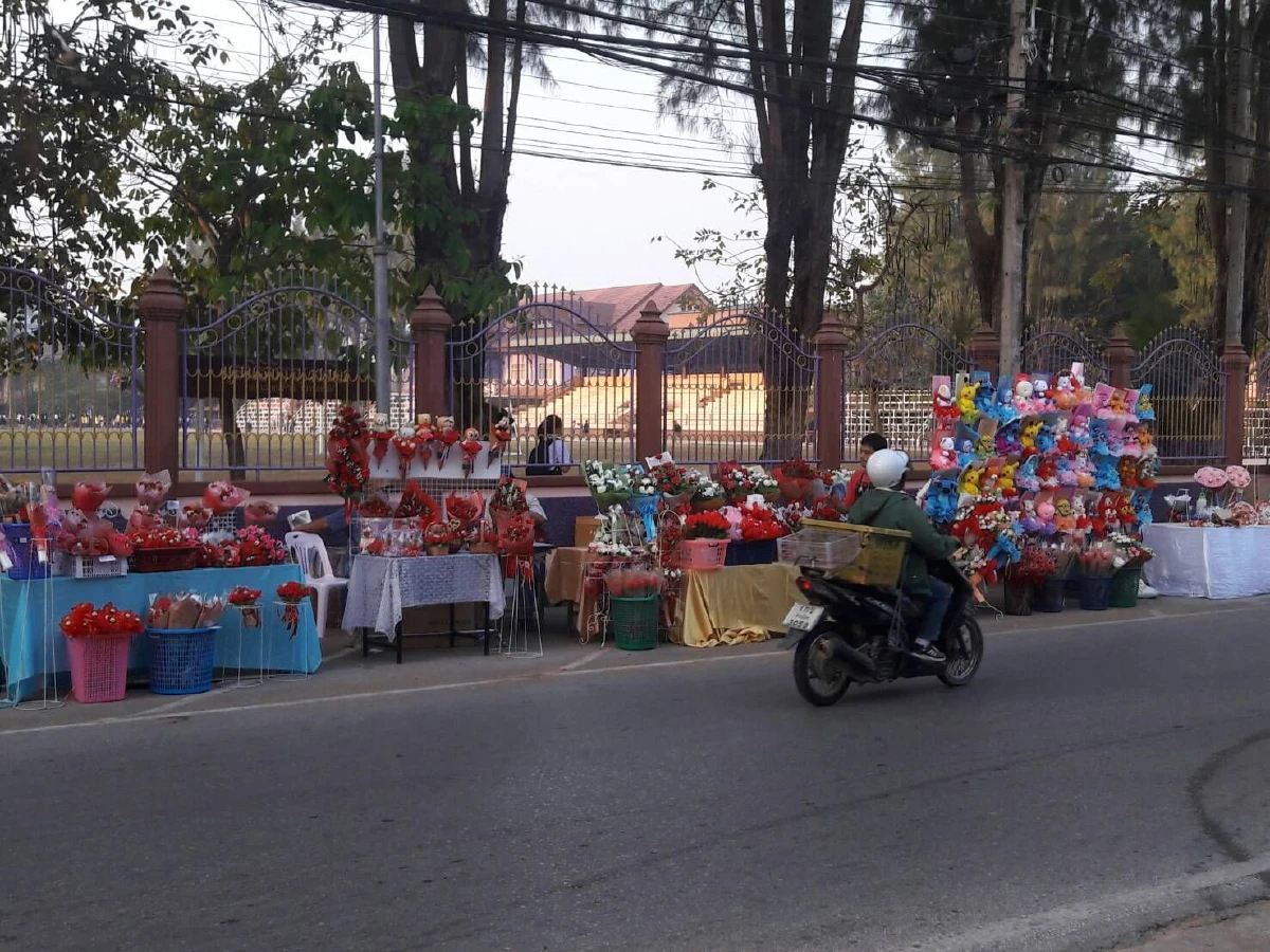 ดอกกุหลาบขายเกลื่อนนครแม่สอดรับวาเลนไทน์คาดเงินสะพัดหลายล้าน