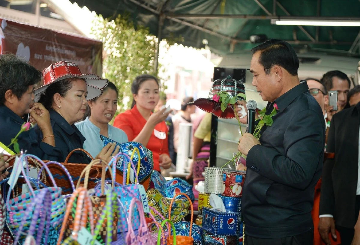 บิ๊กตู่ลงพื้นที่บางแครับฟังปัญหาประชาชน บอก"มาบางแคเพราะแคร์ทุกคน"