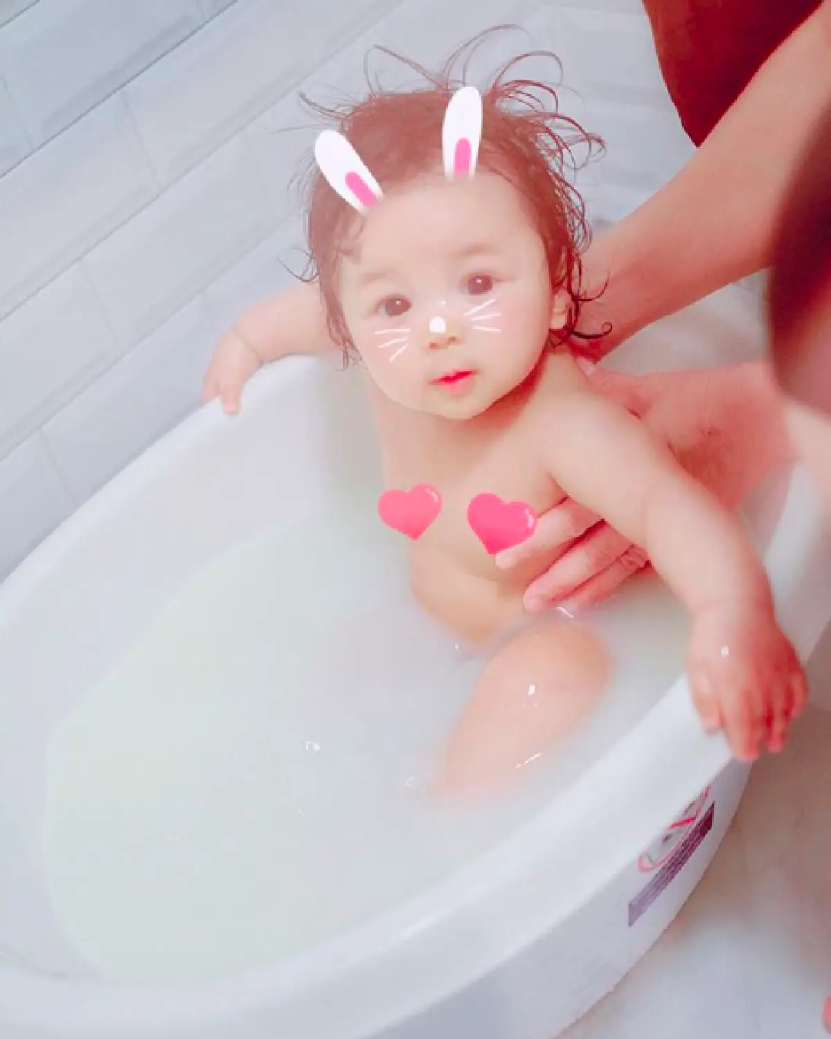 ที่มาผิวดี! "เป้ย ปานวาด" นำน้ำนมที่เหลือ มาใช้อาบให้ "น้องปาลิน”