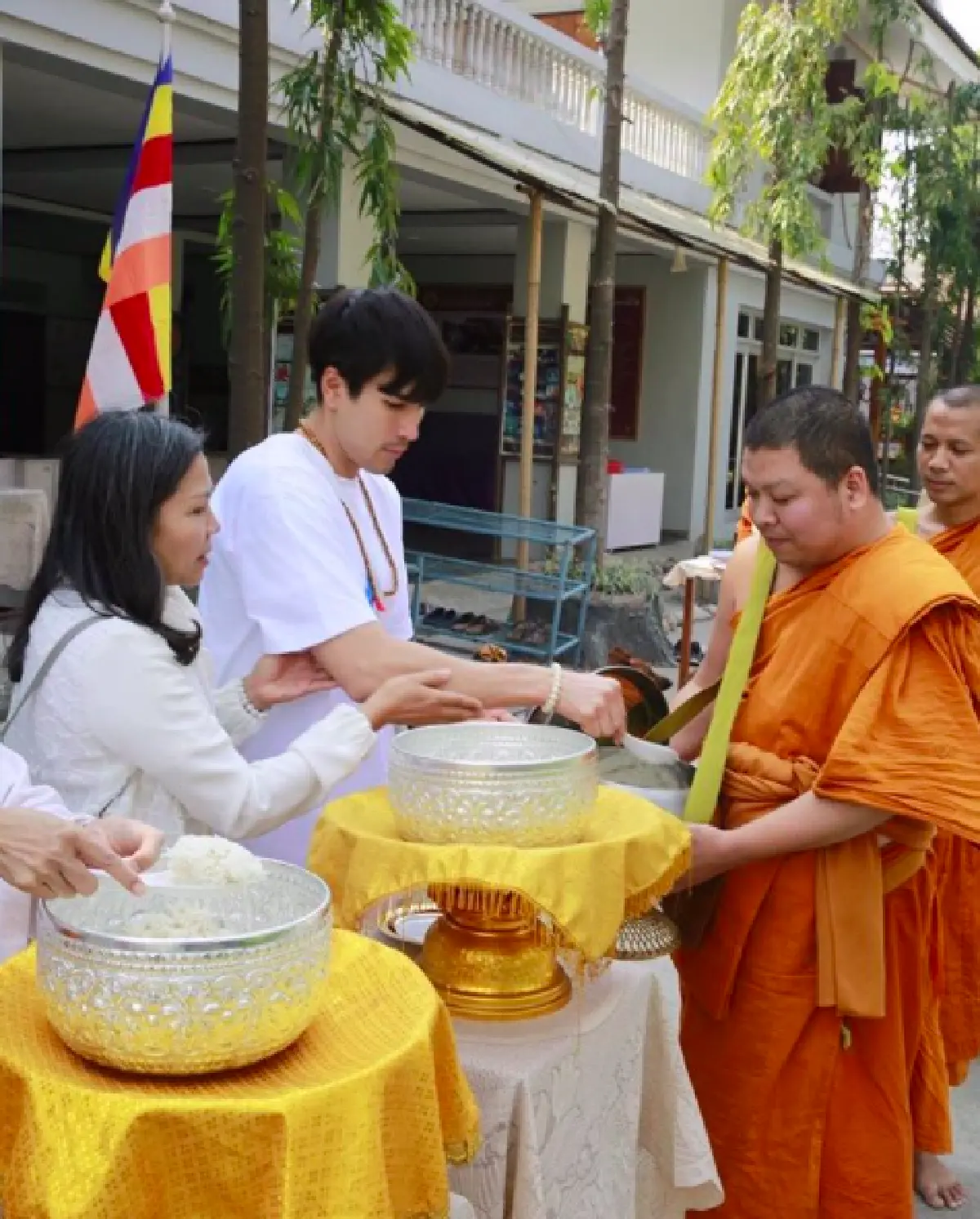 ทั้งหล่อ ทั้งใจดี “แม่แก้ว” เผยโมเมนต์น่ารักของ “ณเดชน์” เทน้ำใส่มือให้สุนัขจรจัดได้กิน จากเนปาล
