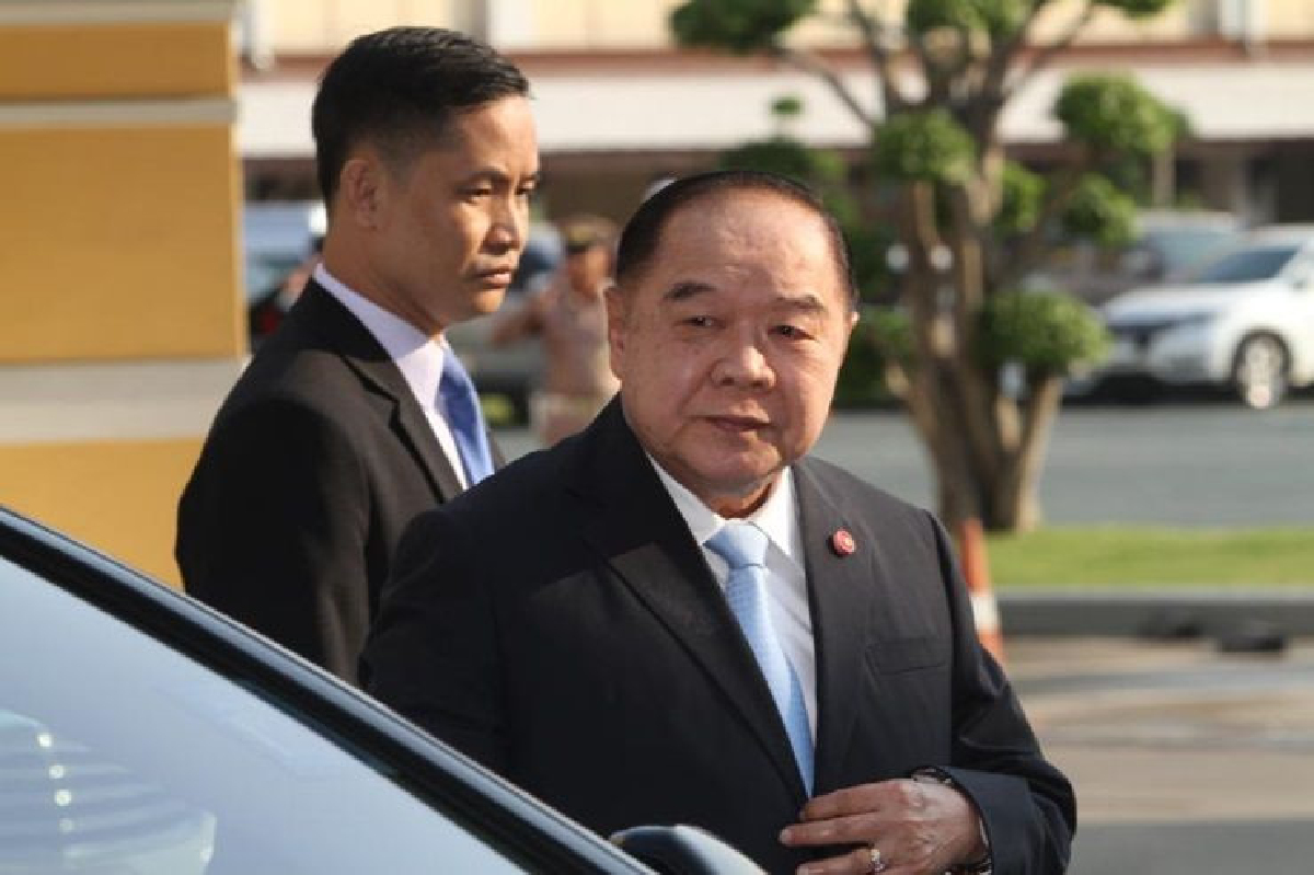 "ประวิตร" ปัดตอบข่าวลือรัฐประหาร-ยุบทษช. "ประวิตร" ปัดตอบข่าวลือรัฐประหาร-ยุบทษช.