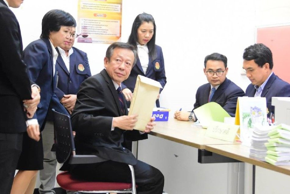 เลขาฯกกต.เผยมติที่ประชุมเอกฉันท์ให้ยื่นศาล "ยุบพรรคไทยรักษาชาติ" เลขาฯกกต.เผยมติที่ประชุมเอกฉันท์ให้ยื่นศาล "ยุบพรรคไทยรักษาชาติ"