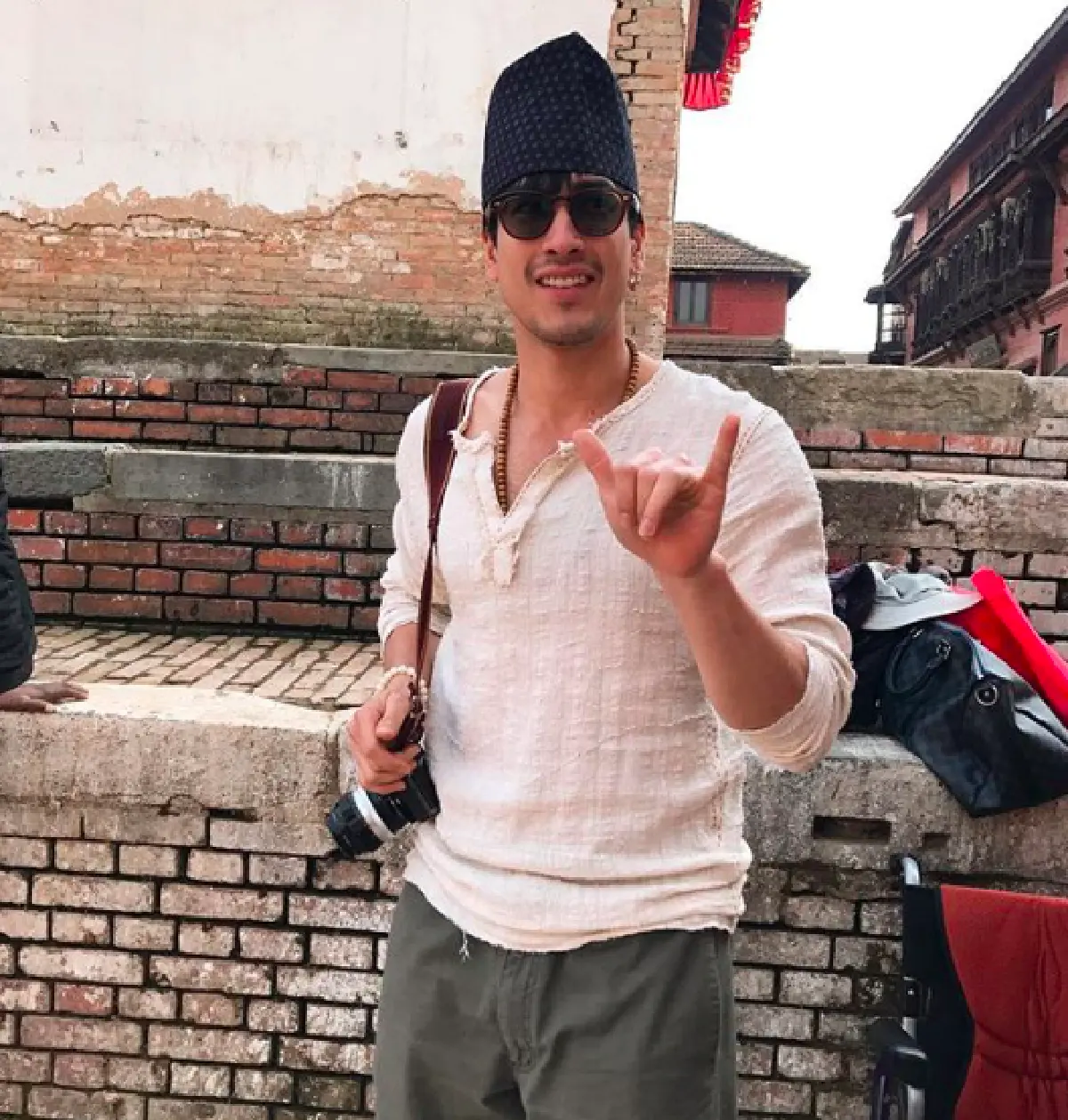 ทั้งหล่อ ทั้งใจดี “แม่แก้ว” เผยโมเมนต์น่ารักของ “ณเดชน์” เทน้ำใส่มือให้สุนัขจรจัดได้กิน จากเนปาล