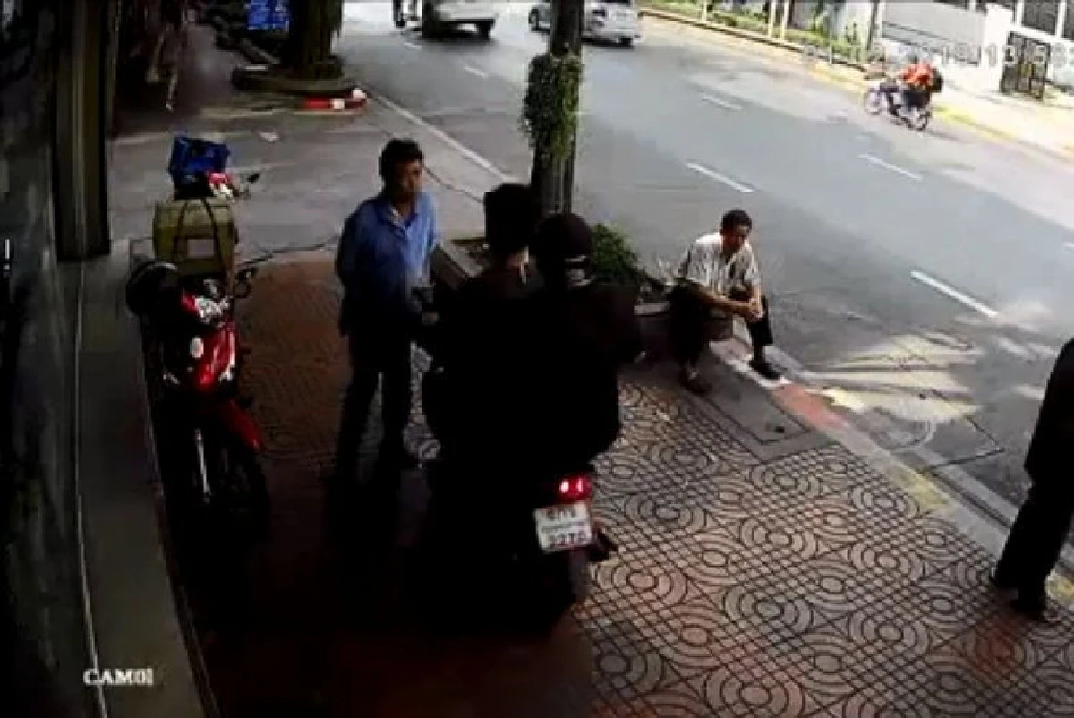 สังคมรุมประณาม! จักรยานยนต์ย้อนชนคนบนทางเท้าหลังถูกต่อว่า