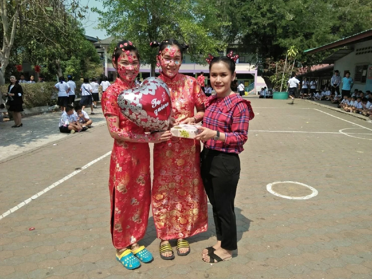 "มิสวาเลนไทน์" ชาวเน็ตแห่แชร์ภาพครูสาวขวัญใจนร. ประจำวันแห่งความรัก