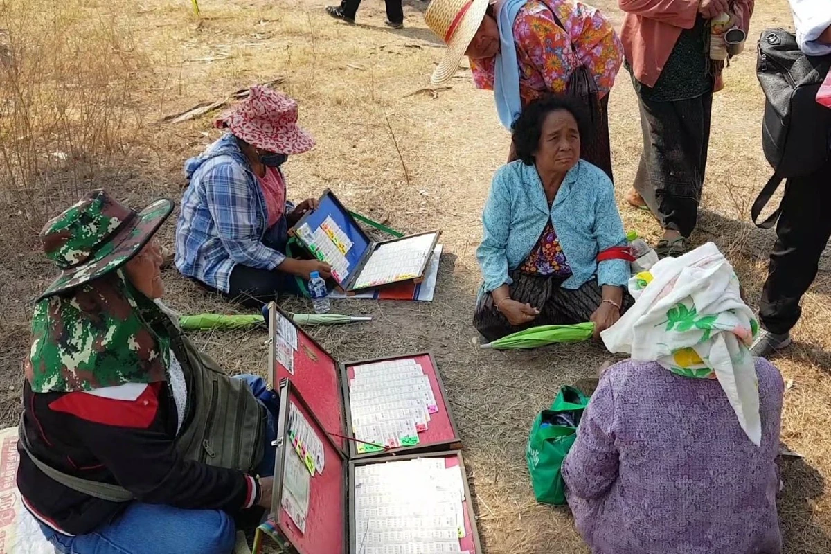 ปักป้ายเตือนไม่ได้ผลชาวบ้านตักน้ำโคลนลาวาดื่มพอกตัวเชื่อรักษาโรคได้