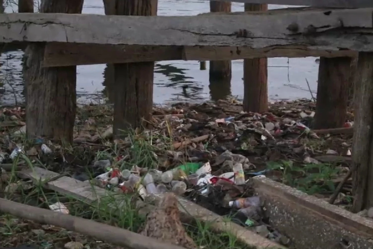 ขยะล้นเชิงสะพานมอญหน่วยงานเกี่ยวข้องเร่งแก้ปัญหา