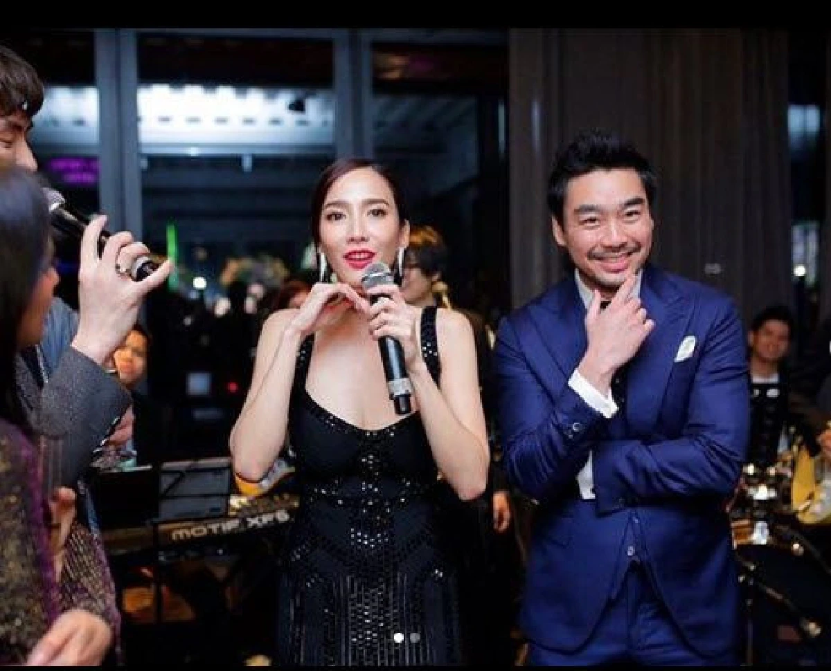 จีบเค้าหรอ? ไฮโซพก โชว์ดอกไม้วาเลนไทน์ดอกแรกในชีวิตจาก อั้ม พัชราภา