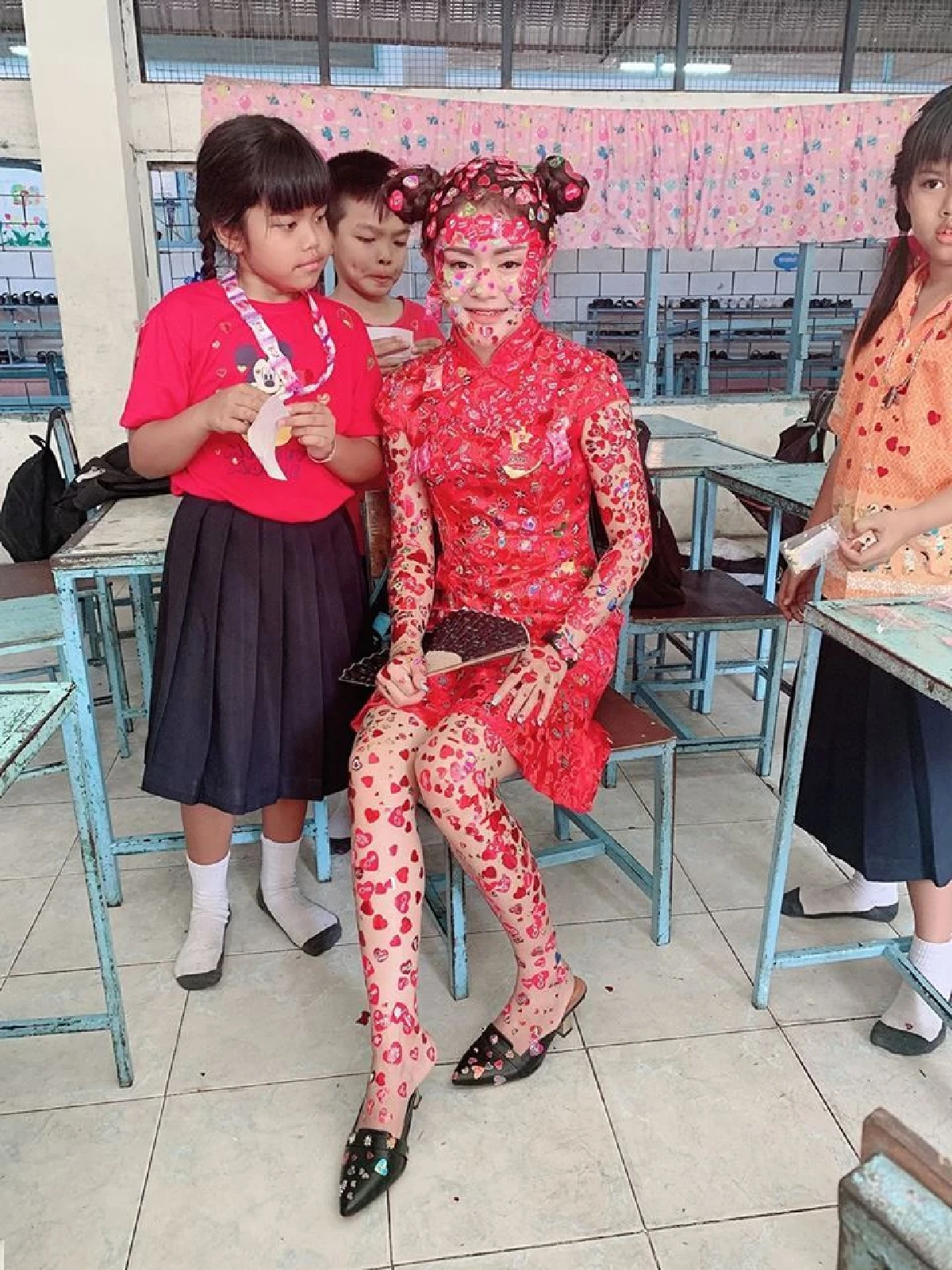 "มิสวาเลนไทน์" ชาวเน็ตแห่แชร์ภาพครูสาวขวัญใจนร. ประจำวันแห่งความรัก