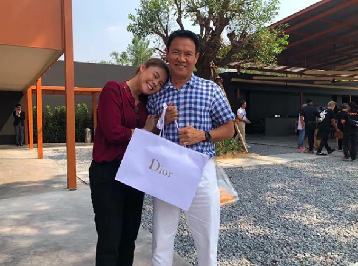 "ใบเฟิร์น" มอบของขวัญวาเลนไทน์ให้ "พ่อจตุรงค์” พร้อมถาม มีผัวได้หรือยัง