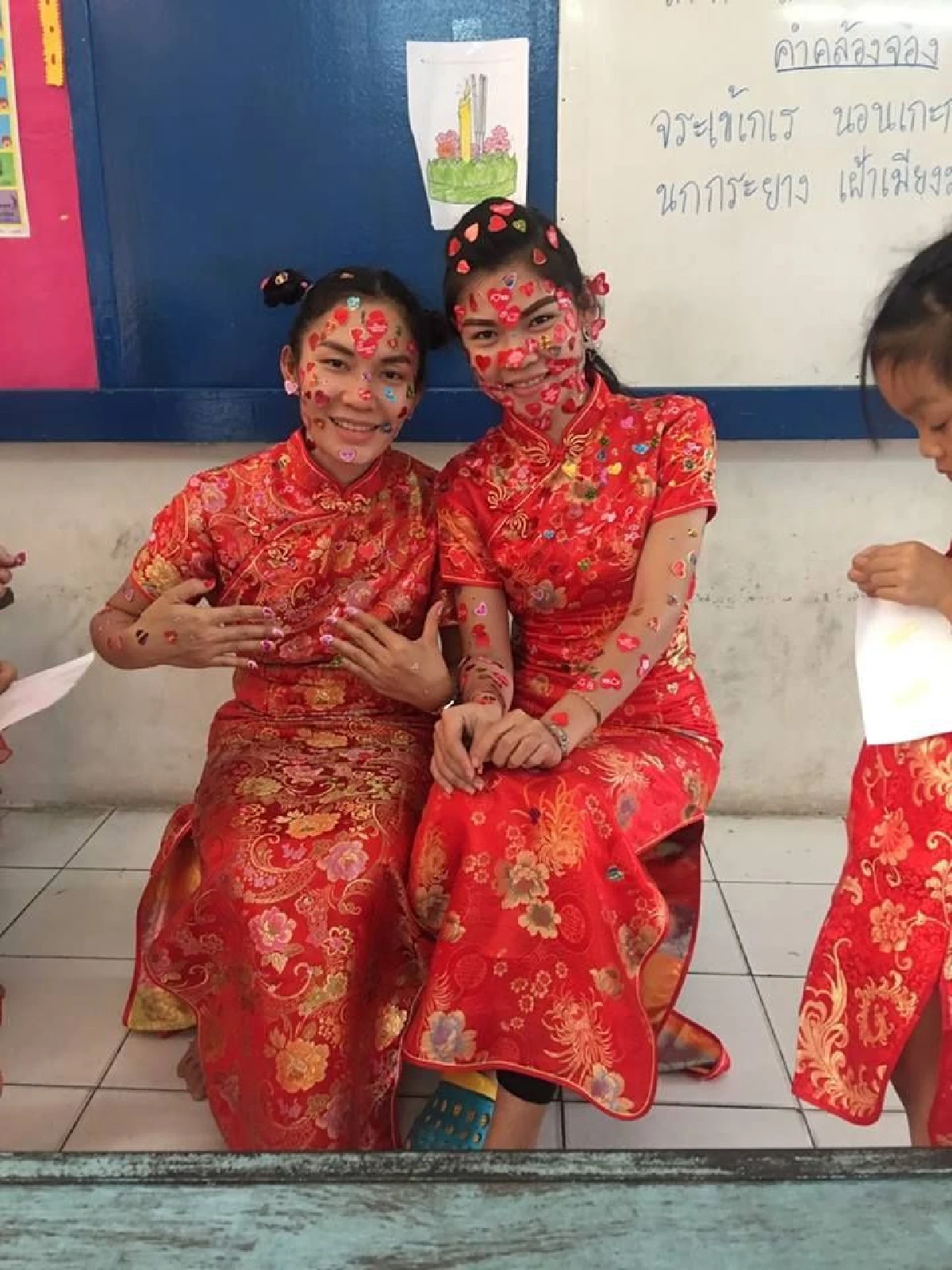 "มิสวาเลนไทน์" ชาวเน็ตแห่แชร์ภาพครูสาวขวัญใจนร. ประจำวันแห่งความรัก