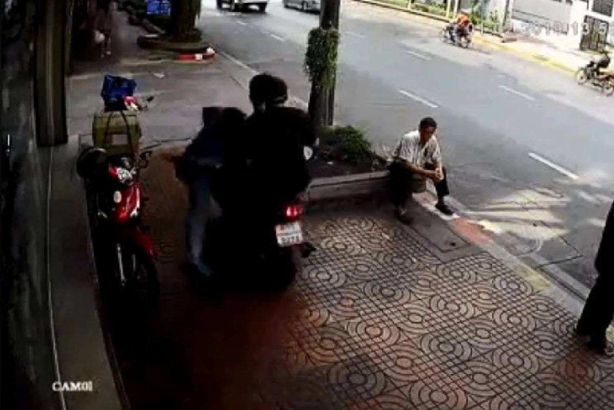 สังคมรุมประณาม! จักรยานยนต์ย้อนชนคนบนทางเท้าหลังถูกต่อว่า