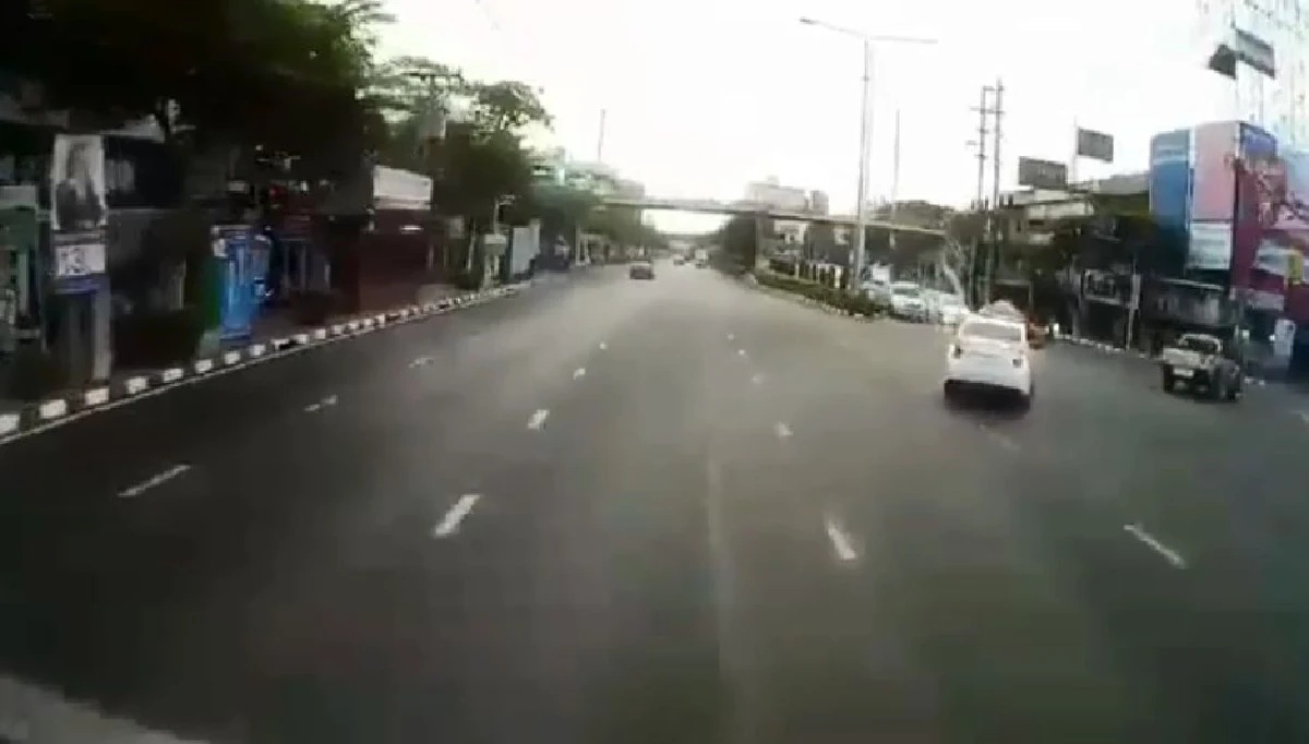 มักง่าย! ชาวเน็ตจวกเก๋งดำซิ่งแหกแยกจนเกิดอุบัติเหตุ