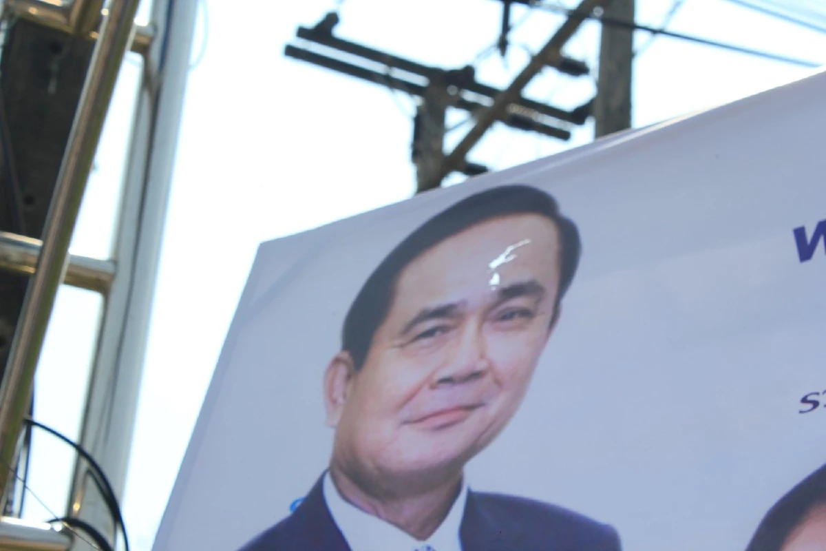 พบป้ายหาเสียงพลังประชารัฐภาพบิ๊กตู่ถูกมือมืดกรีดเสียหาย