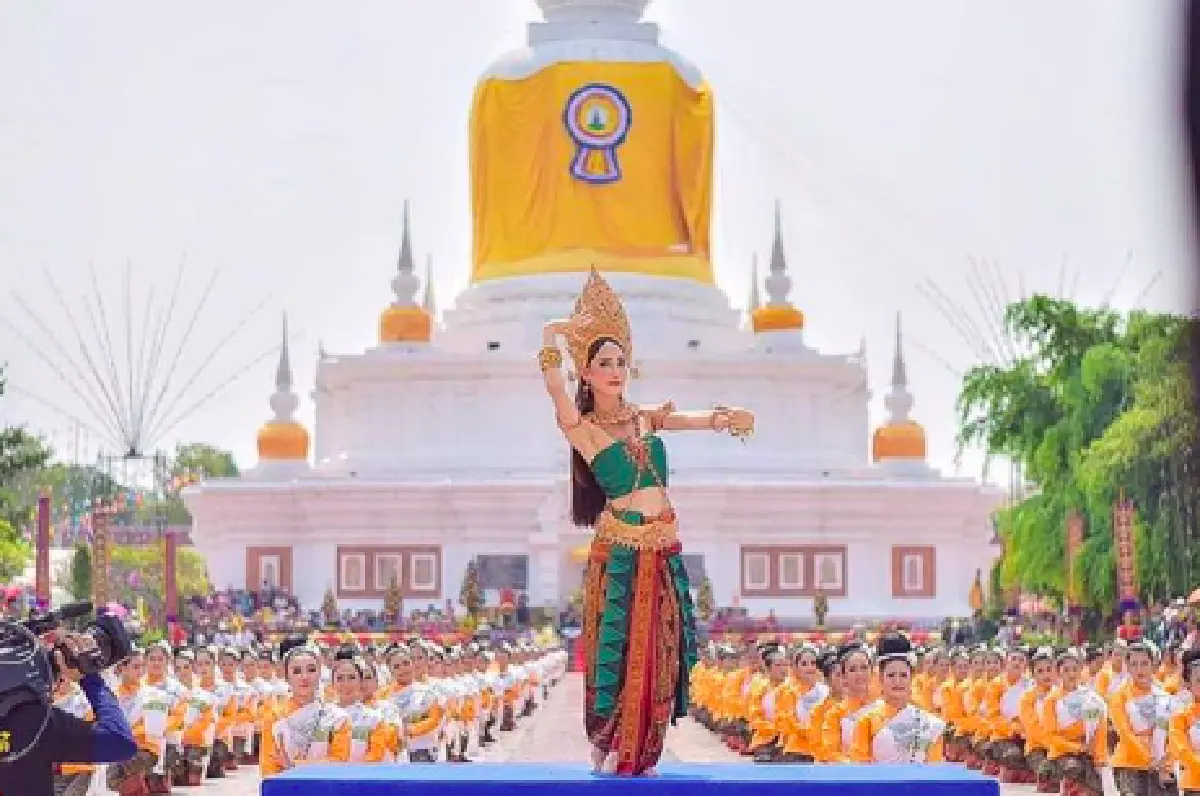 "แต้ว ณฐพร" งดงามเหลือหลาย! ร่วมรำถวายพระธาตุนาดูน แห่งเมืองมหาสารคาม