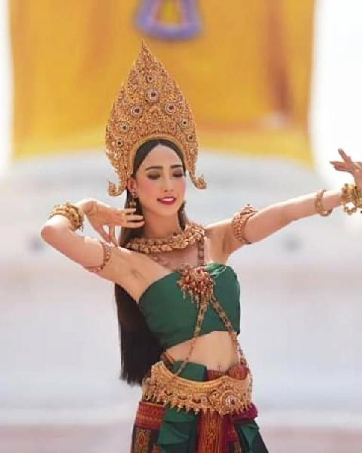 "แต้ว ณฐพร" งดงามเหลือหลาย! ร่วมรำถวายพระธาตุนาดูน แห่งเมืองมหาสารคาม