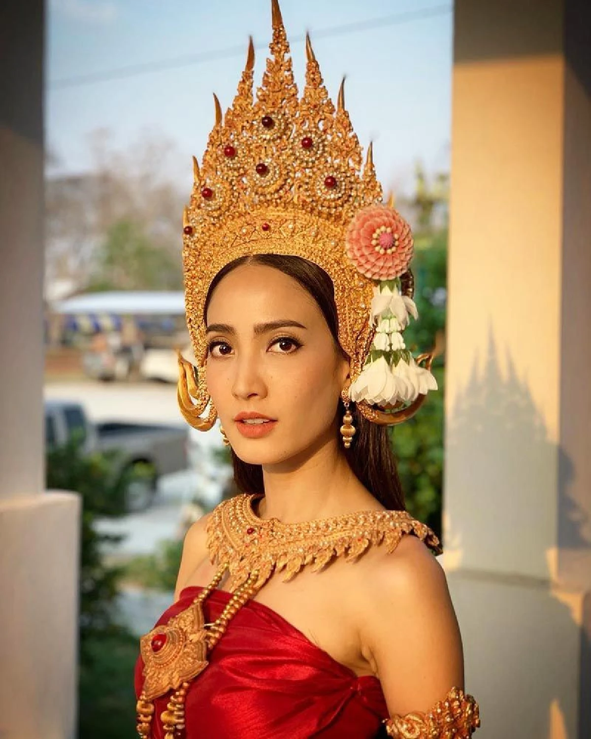 "แต้ว ณฐพร" งดงามเหลือหลาย! ร่วมรำถวายพระธาตุนาดูน แห่งเมืองมหาสารคาม