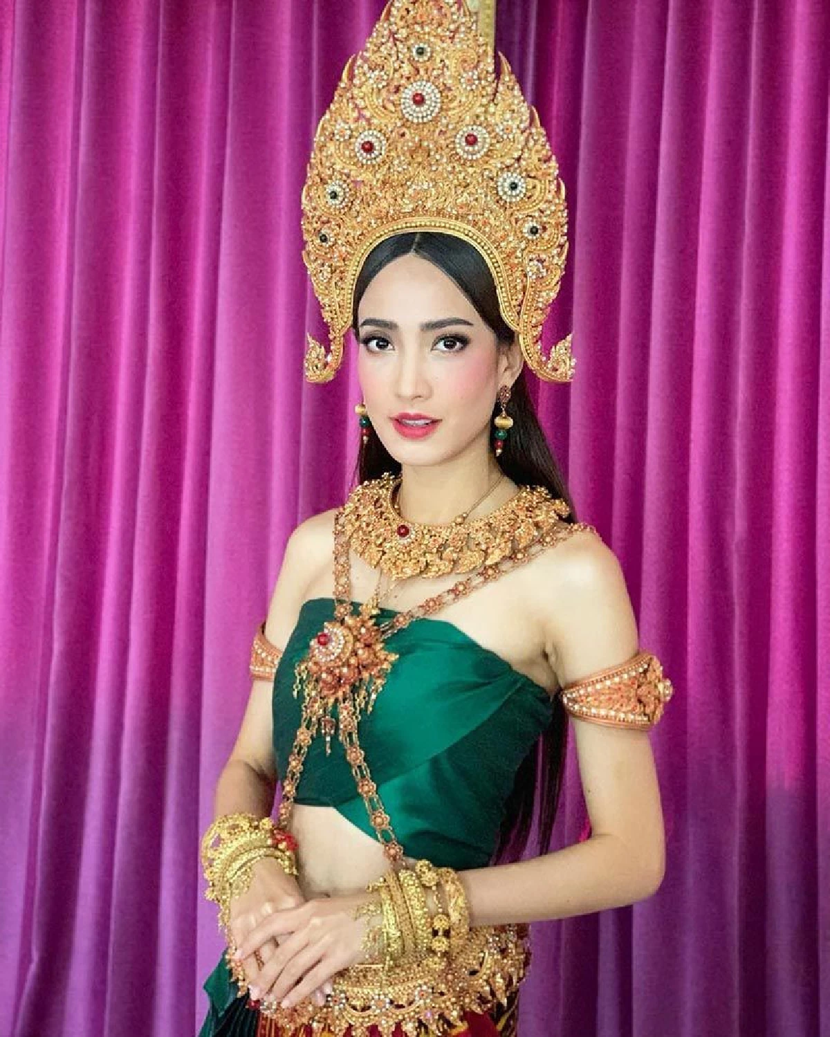 "แต้ว ณฐพร" งดงามเหลือหลาย! ร่วมรำถวายพระธาตุนาดูน แห่งเมืองมหาสารคาม