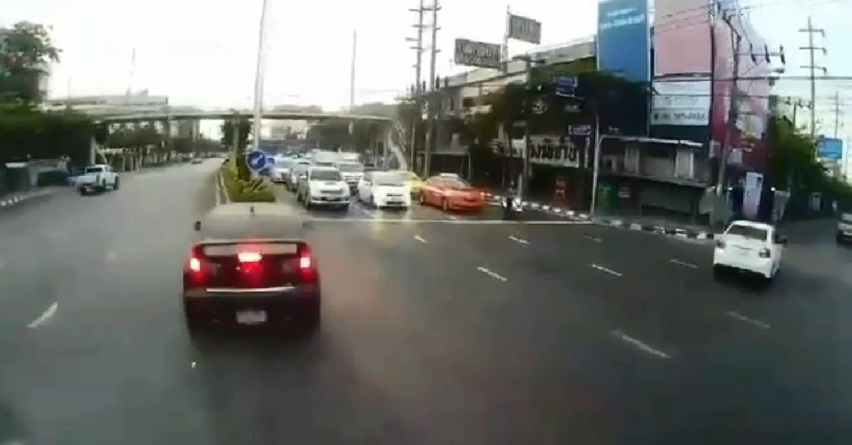มักง่าย! ชาวเน็ตจวกเก๋งดำซิ่งแหกแยกจนเกิดอุบัติเหตุ