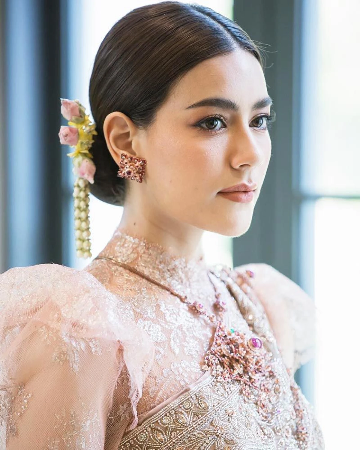 "คิมเบอร์ลี่" สวยสง่าในแบบชุดไทย ผสมผสานความเป็นไทยกับเครื่องหน้าอินเตอร์