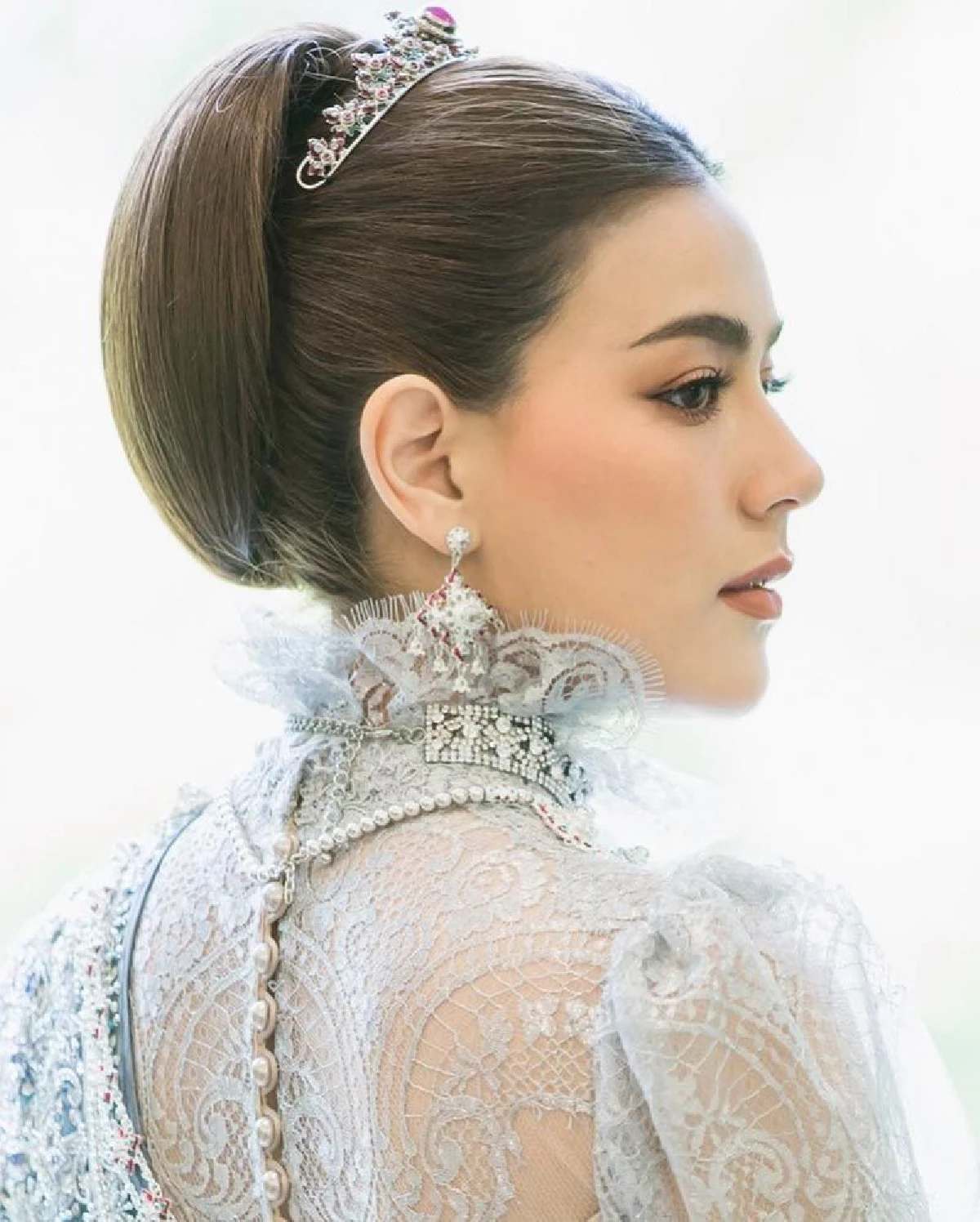 "คิมเบอร์ลี่" สวยสง่าในแบบชุดไทย ผสมผสานความเป็นไทยกับเครื่องหน้าอินเตอร์