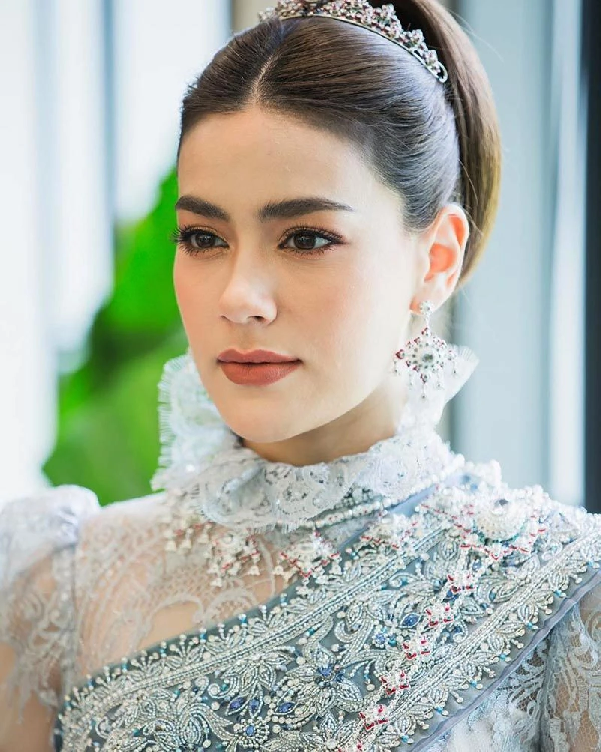 "คิมเบอร์ลี่" สวยสง่าในแบบชุดไทย ผสมผสานความเป็นไทยกับเครื่องหน้าอินเตอร์