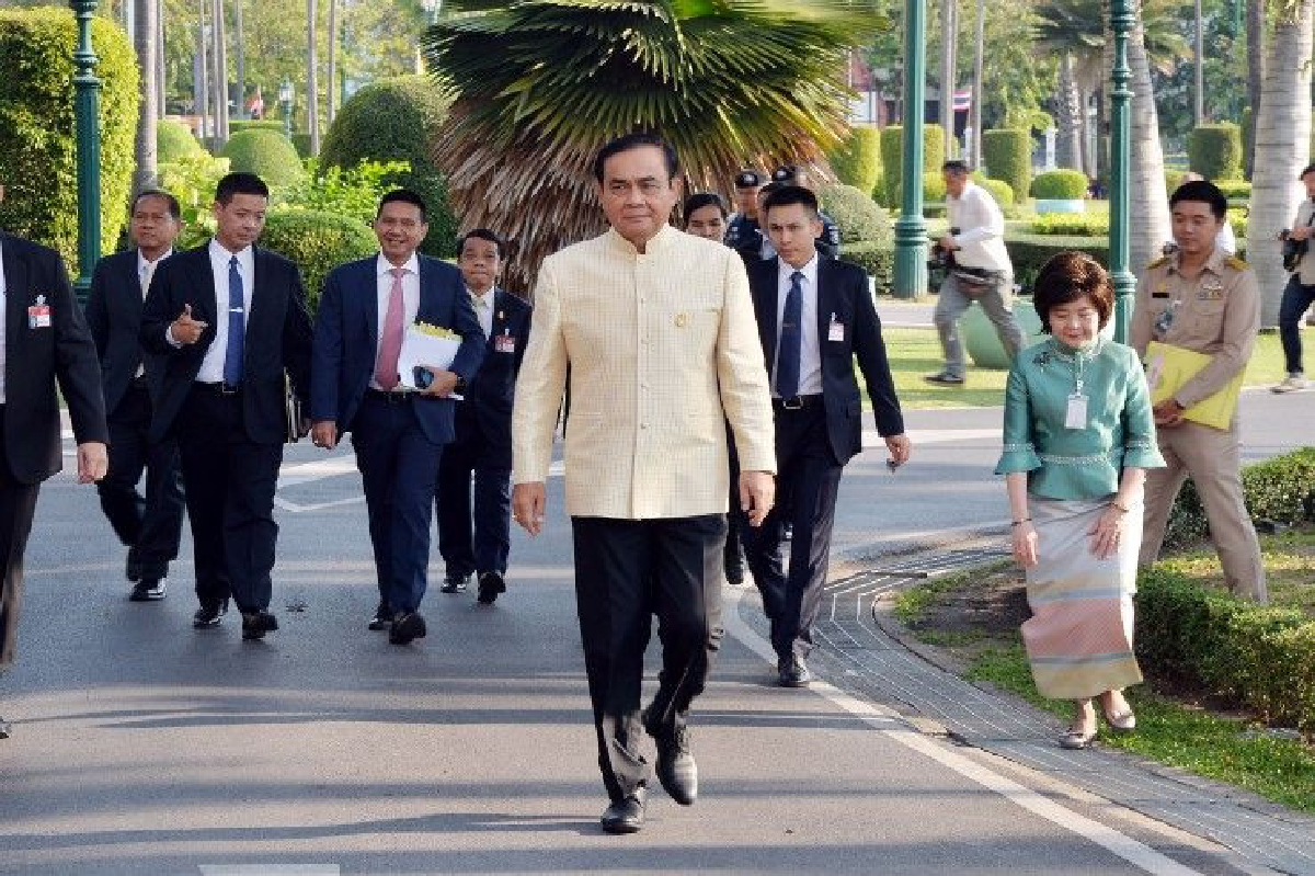 บิ๊กตู่ โอดถูกเกือบทุกพรรคเล่นงาน-ยันลงพื้นที่ไม่เกี่ยวการเมือง บิ๊กตู่ โอดถูกเกือบทุกพรรคเล่นงาน-ยันลงพื้นที่ไม่เกี่ยวการเมือง