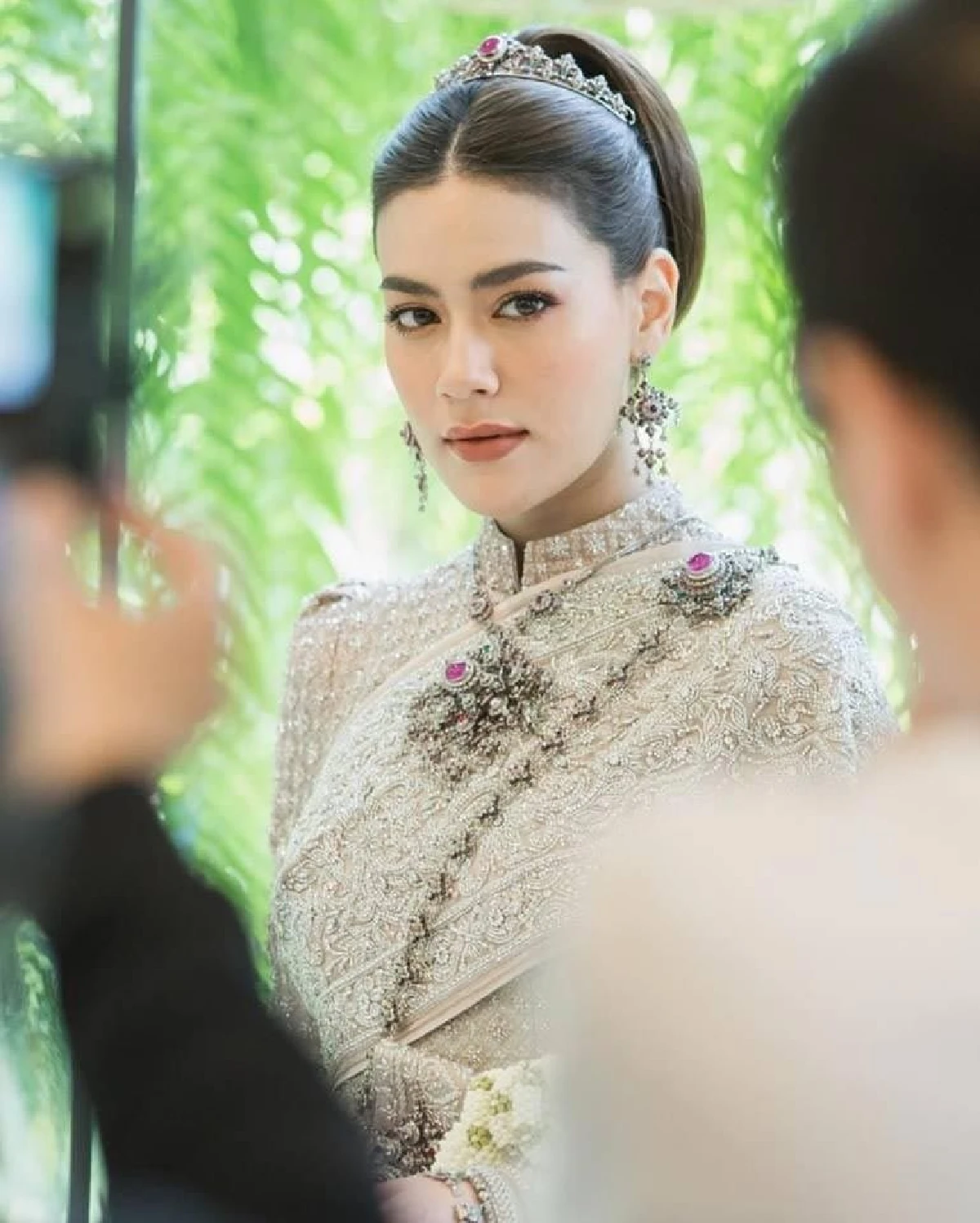 "คิมเบอร์ลี่" สวยสง่าในแบบชุดไทย ผสมผสานความเป็นไทยกับเครื่องหน้าอินเตอร์