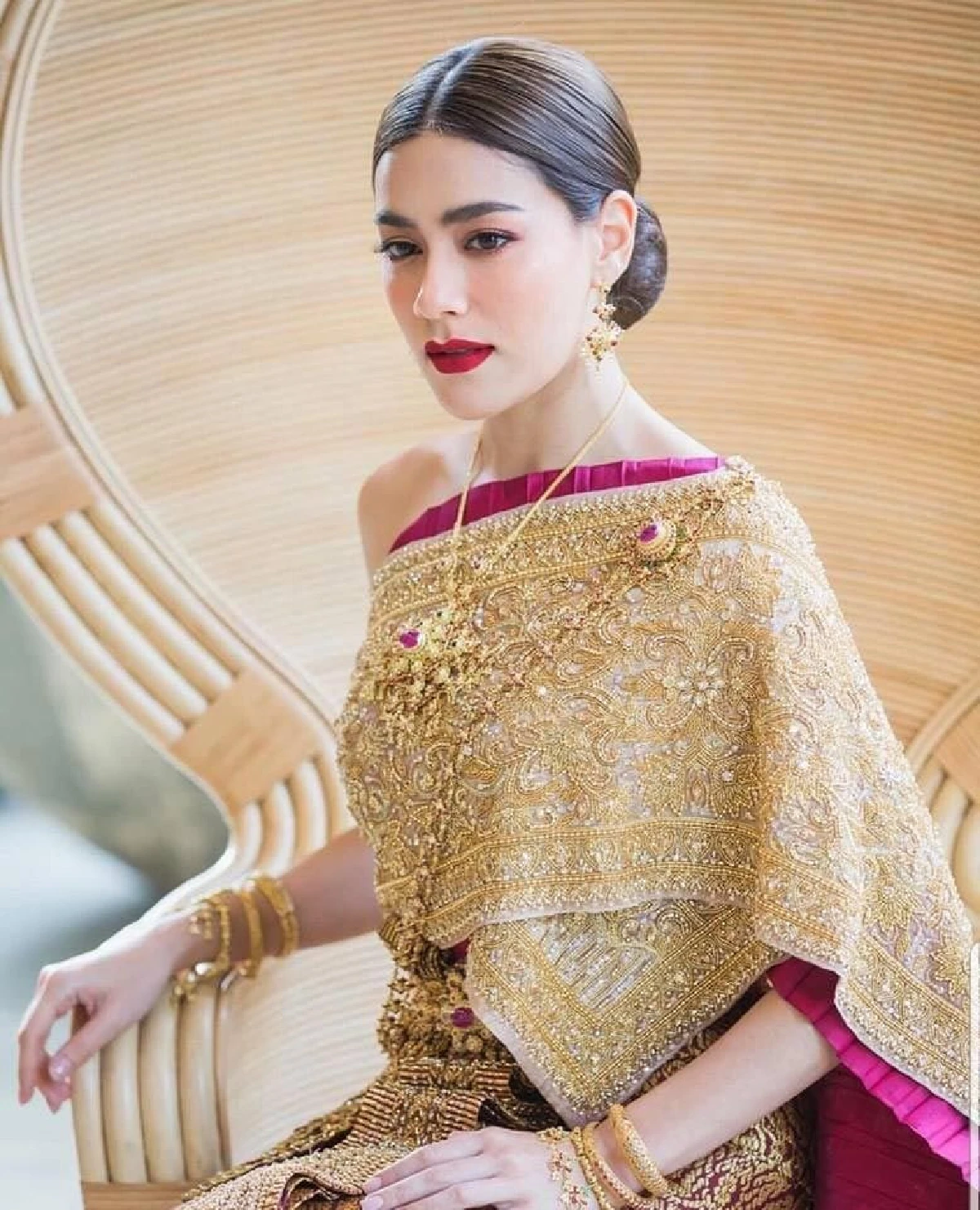 "คิมเบอร์ลี่" สวยสง่าในแบบชุดไทย ผสมผสานความเป็นไทยกับเครื่องหน้าอินเตอร์