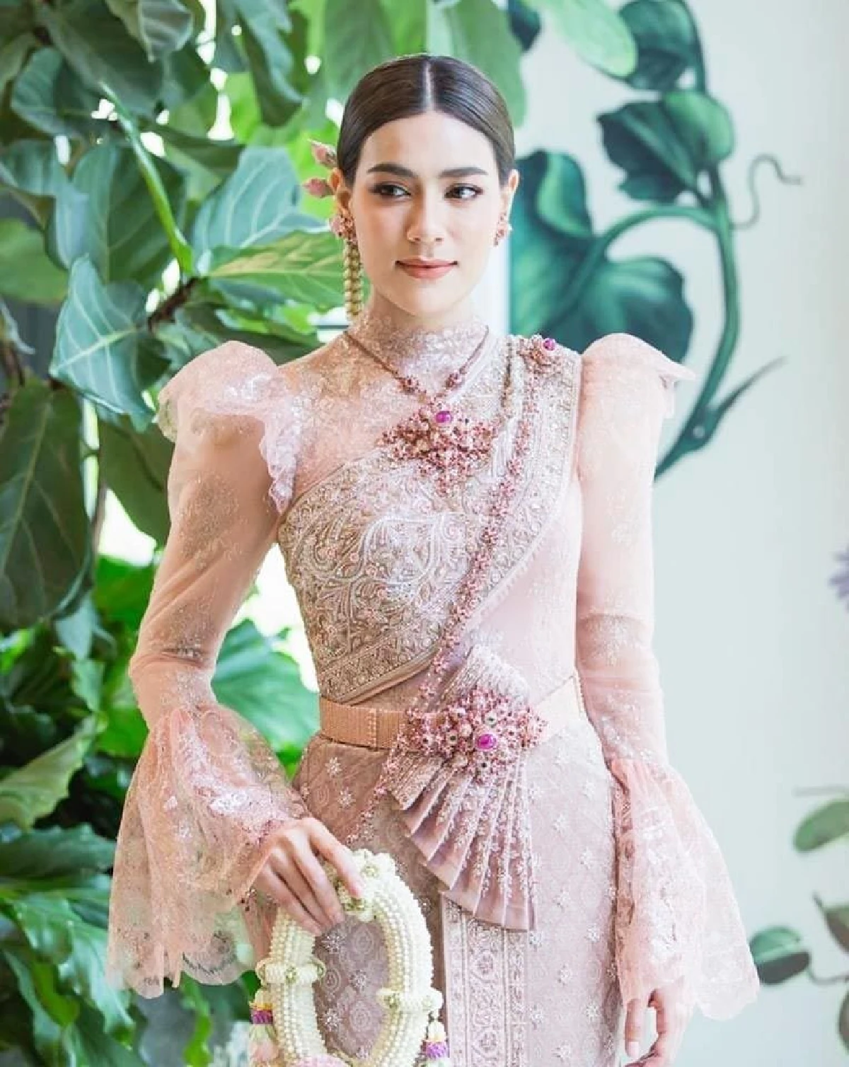 "คิมเบอร์ลี่" สวยสง่าในแบบชุดไทย ผสมผสานความเป็นไทยกับเครื่องหน้าอินเตอร์