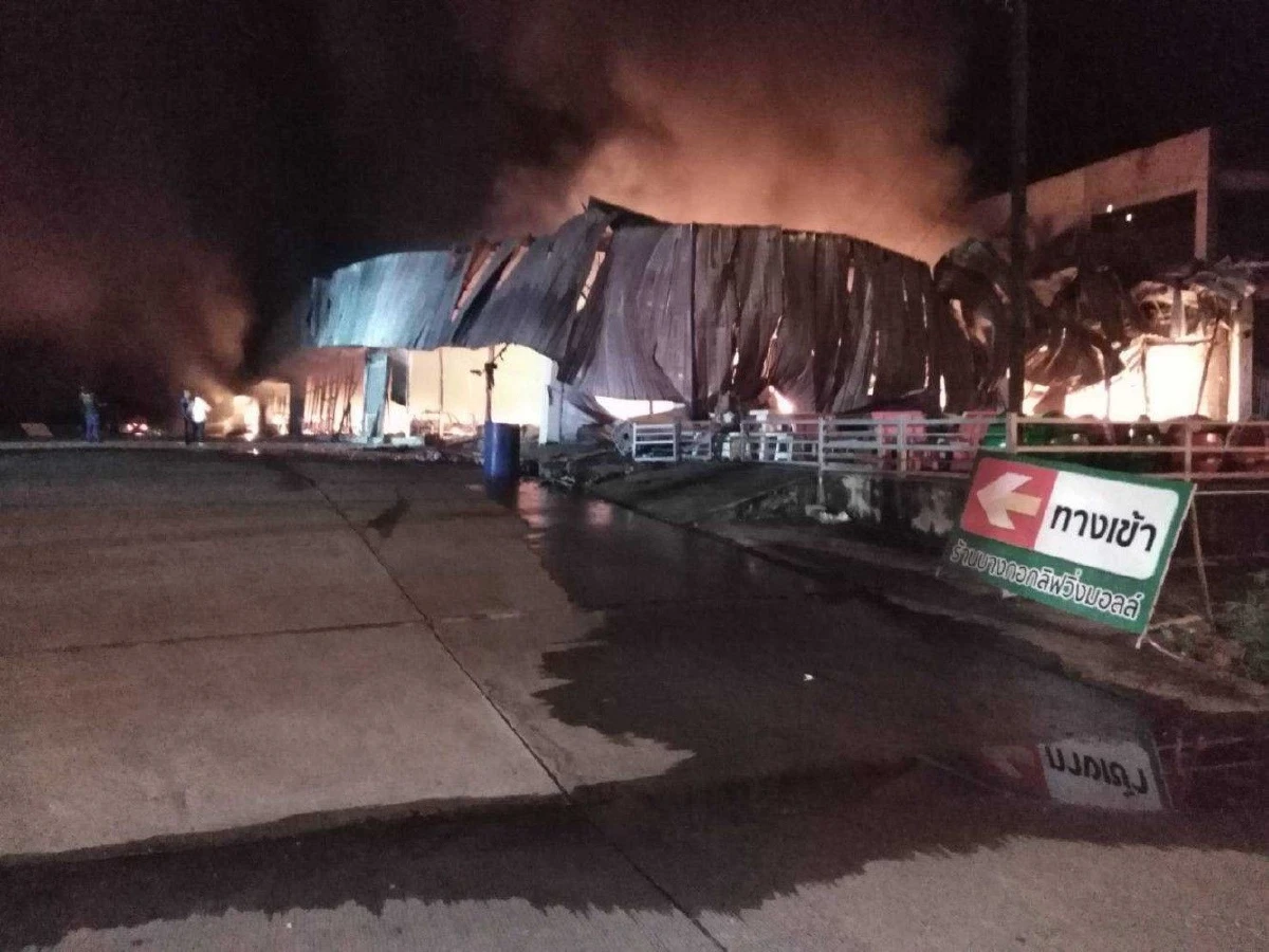 เก๋งพุ่งชนห้างขายเฟอร์นิเจอร์ที่หาดใหญ่เกิดเพลิงไหม้เสียหาย80ล้าน