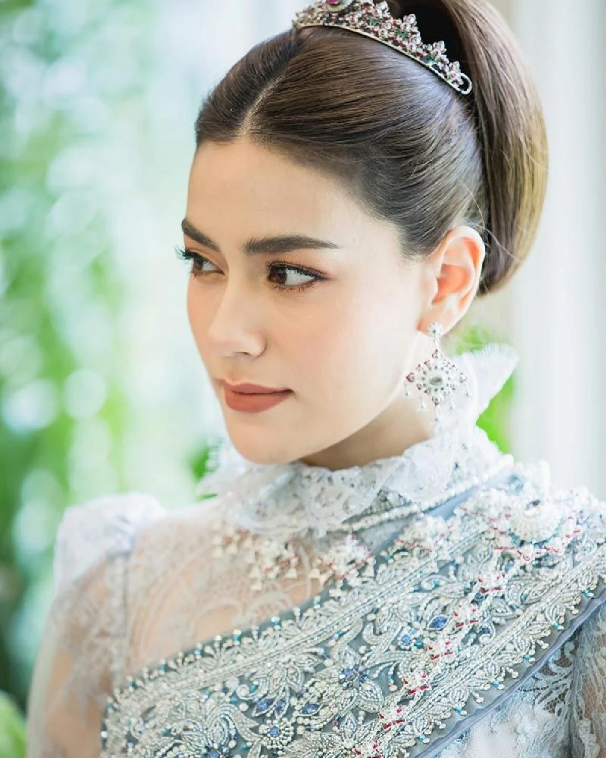 "คิมเบอร์ลี่" สวยสง่าในแบบชุดไทย ผสมผสานความเป็นไทยกับเครื่องหน้าอินเตอร์
