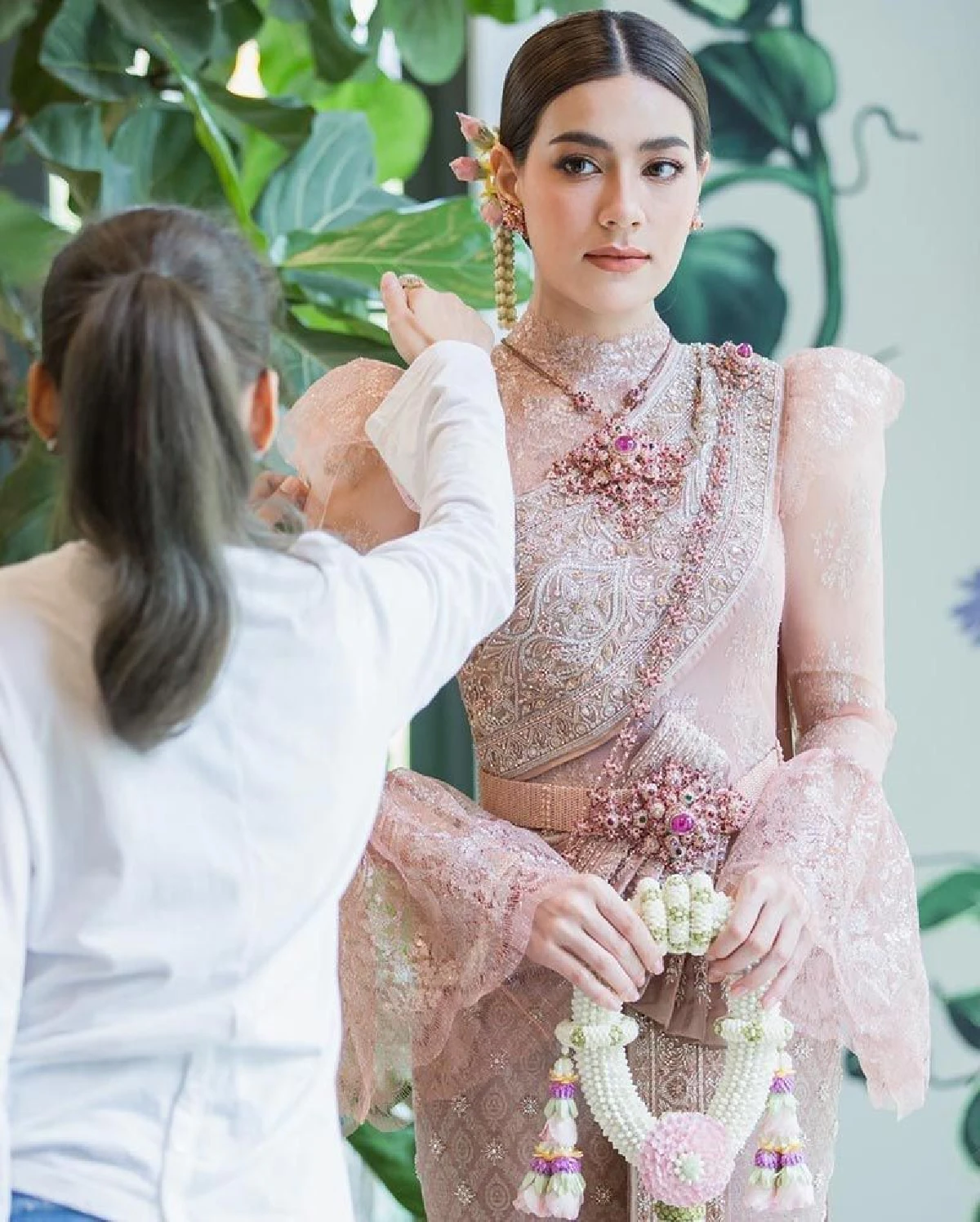 "คิมเบอร์ลี่" สวยสง่าในแบบชุดไทย ผสมผสานความเป็นไทยกับเครื่องหน้าอินเตอร์