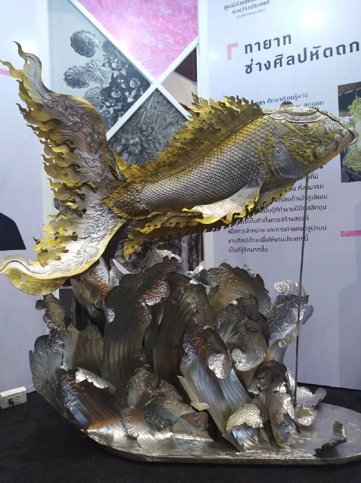 8 ทายาทช่างศิลปหัตกรรม ปั้นผลิตภัณฑ์ไทยสยายปีก