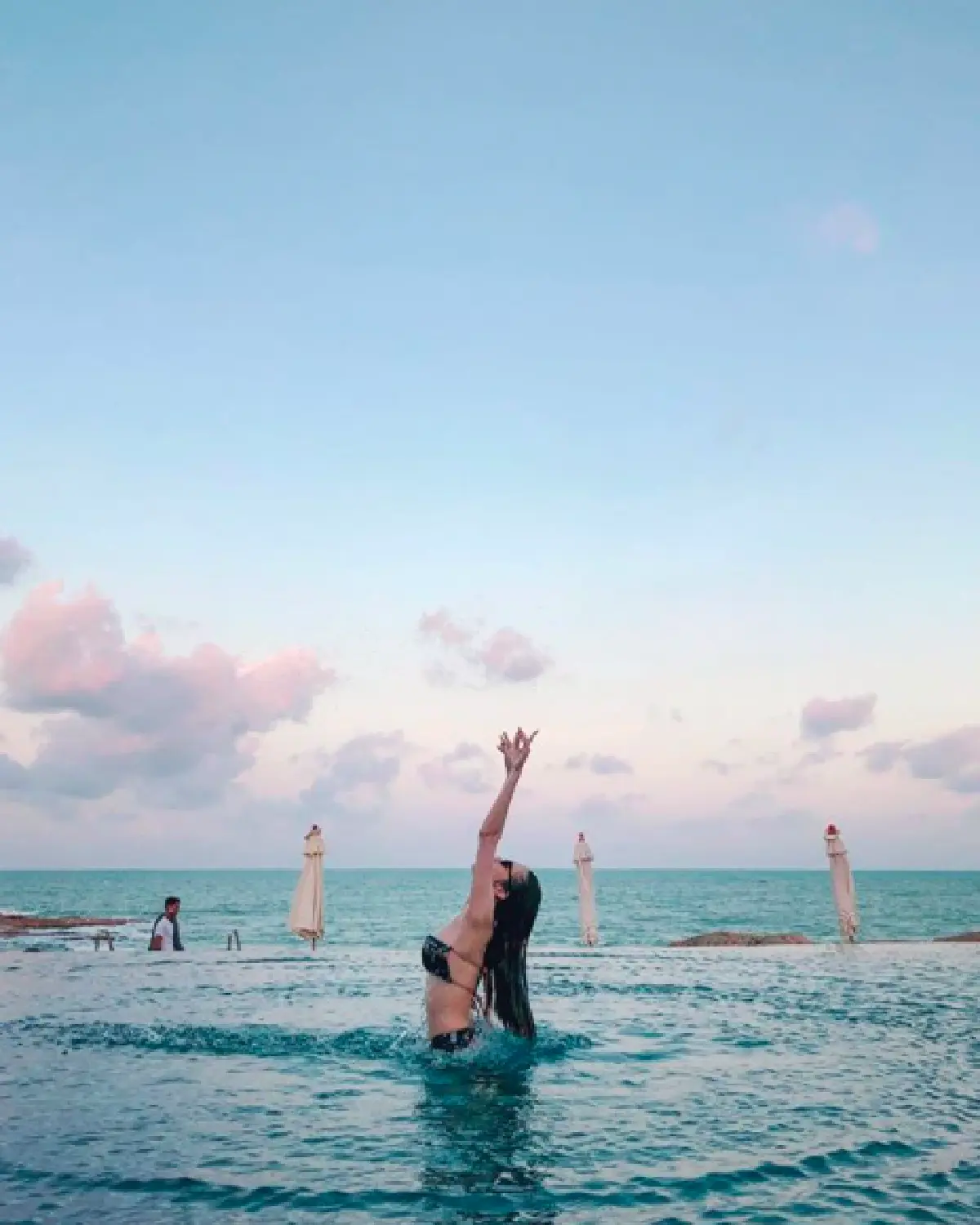 "เกรซ กาญจน์เกล้า" อวดผิวขาวสะท้อนแสง ในชุดว่ายน้ำสีทองสุดแซ่บ