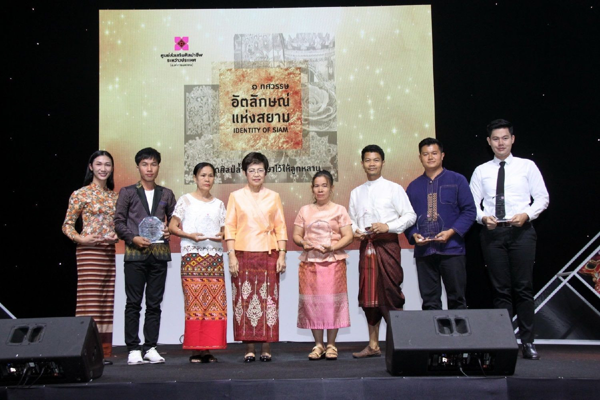 8 ทายาทช่างศิลปหัตกรรม ปั้นผลิตภัณฑ์ไทยสยายปีก 8 ทายาทช่างศิลปหัตกรรม ปั้นผลิตภัณฑ์ไทยสยายปีก