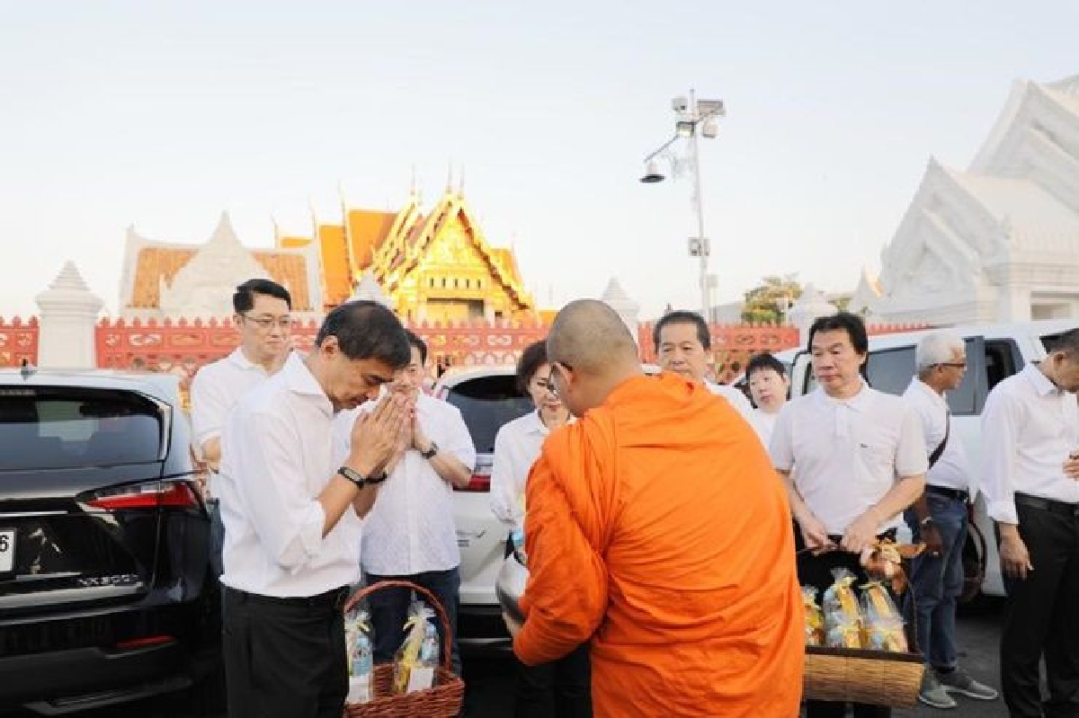 "มาร์ค"ชี้ทุกพรรคมีสิทธิเสนอนโยบาย แนะ ผบ.ทบ.วางตัวเป็นกลาง "มาร์ค"ชี้ทุกพรรคมีสิทธิเสนอนโยบาย แนะ ผบ.ทบ.วางตัวเป็นกลาง