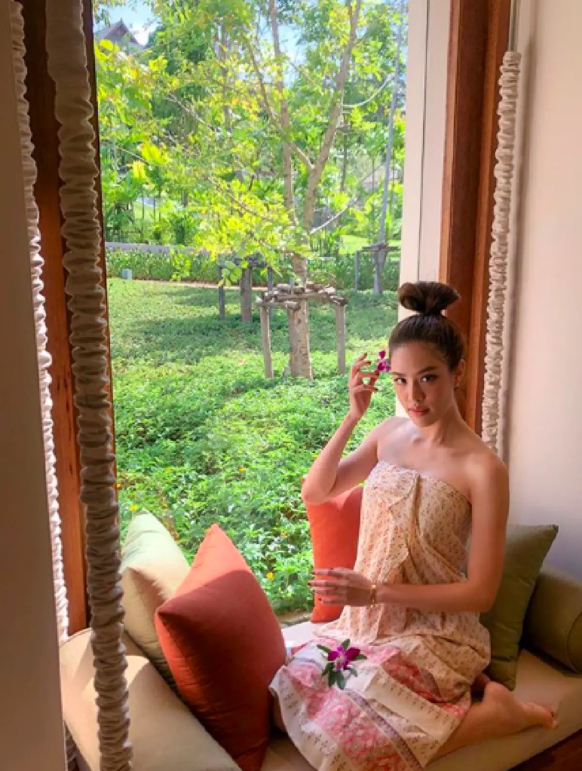 "เกรซ กาญจน์เกล้า" อวดผิวขาวสะท้อนแสง ในชุดว่ายน้ำสีทองสุดแซ่บ