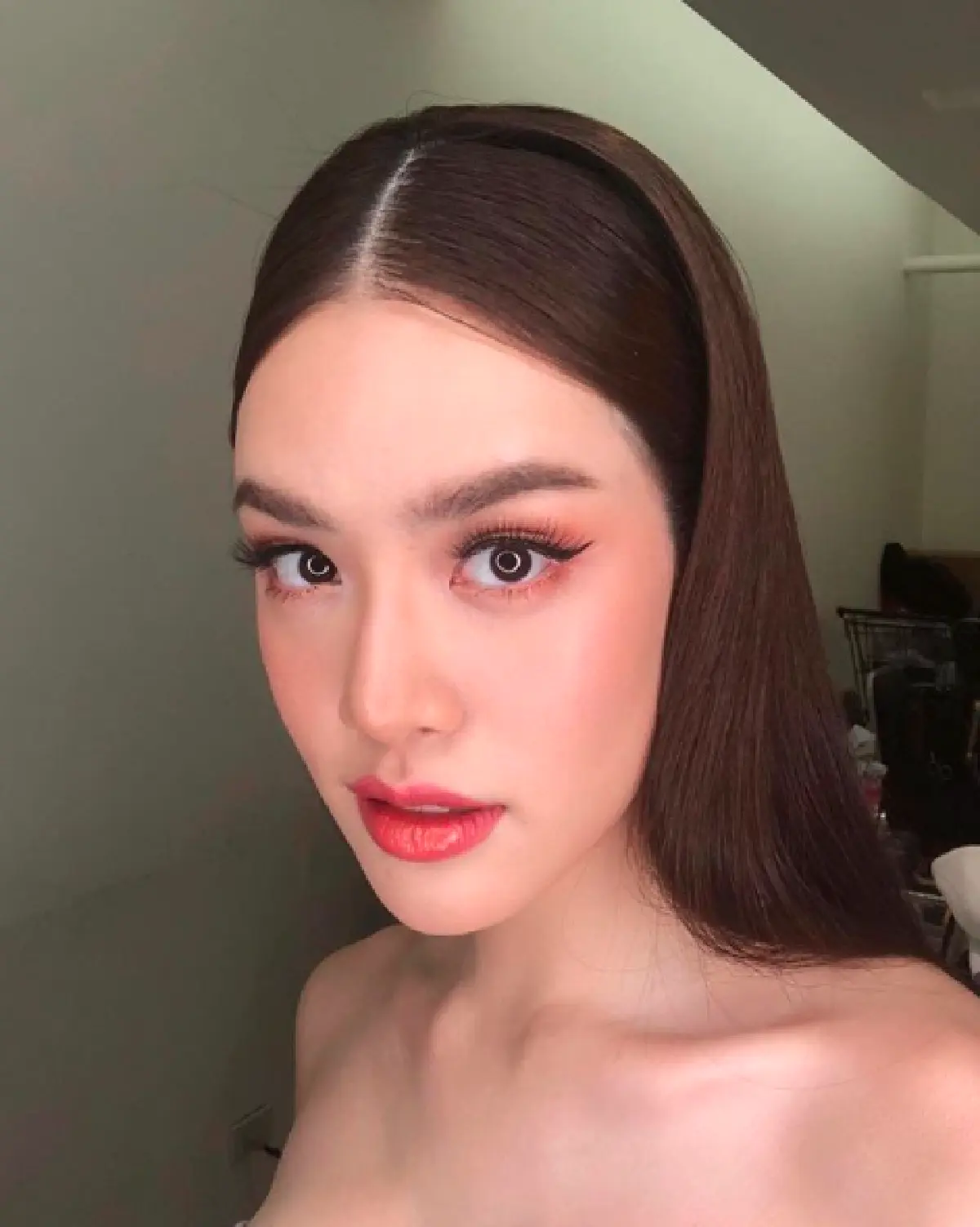 "เกรซ กาญจน์เกล้า" อวดผิวขาวสะท้อนแสง ในชุดว่ายน้ำสีทองสุดแซ่บ