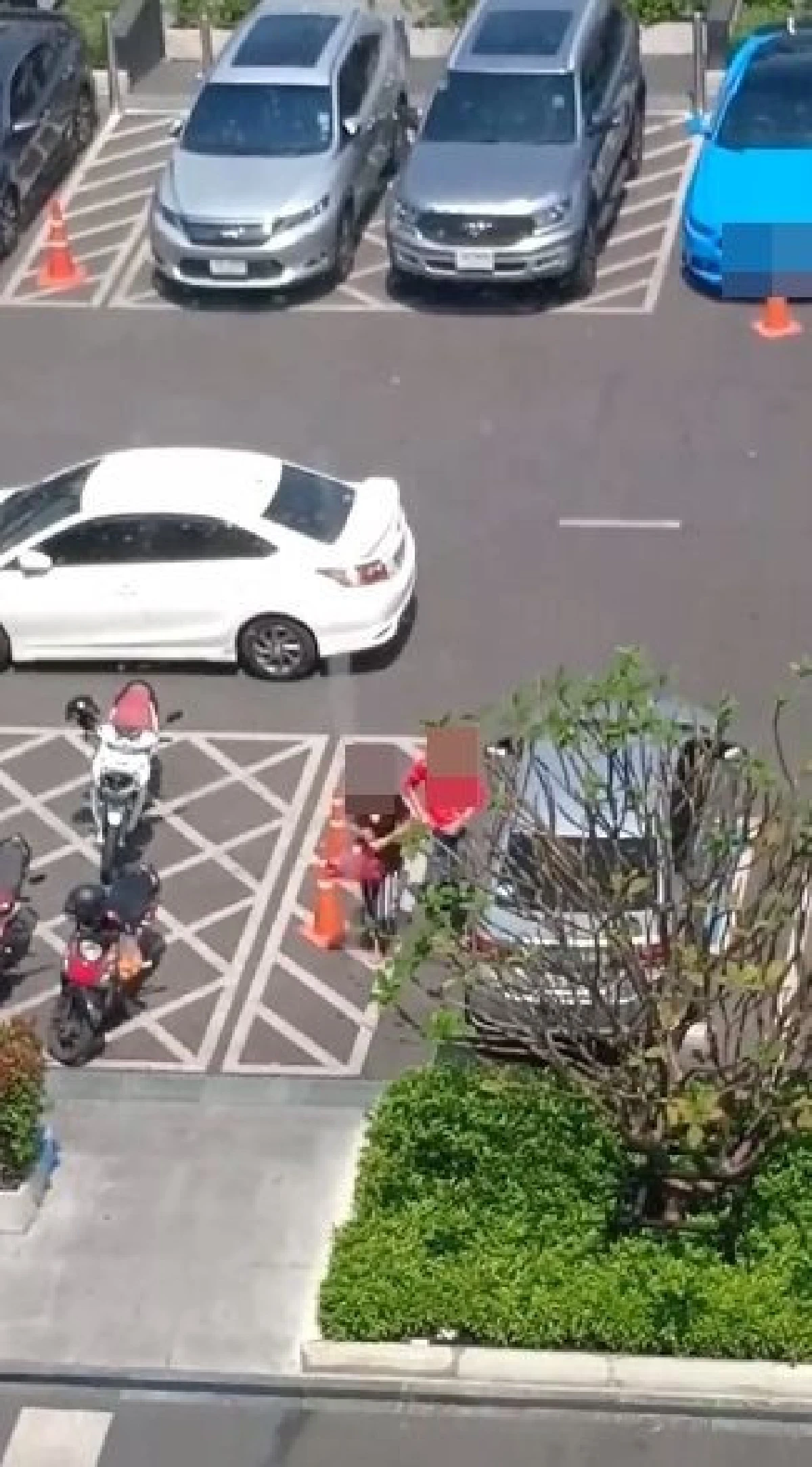 ไร้จิตสำนึก! ชาวเน็ตประณามหนุ่มรถหรู-แย่งที่จอดคนพิการ-เข็นรถทิ้งกลางลานจอด